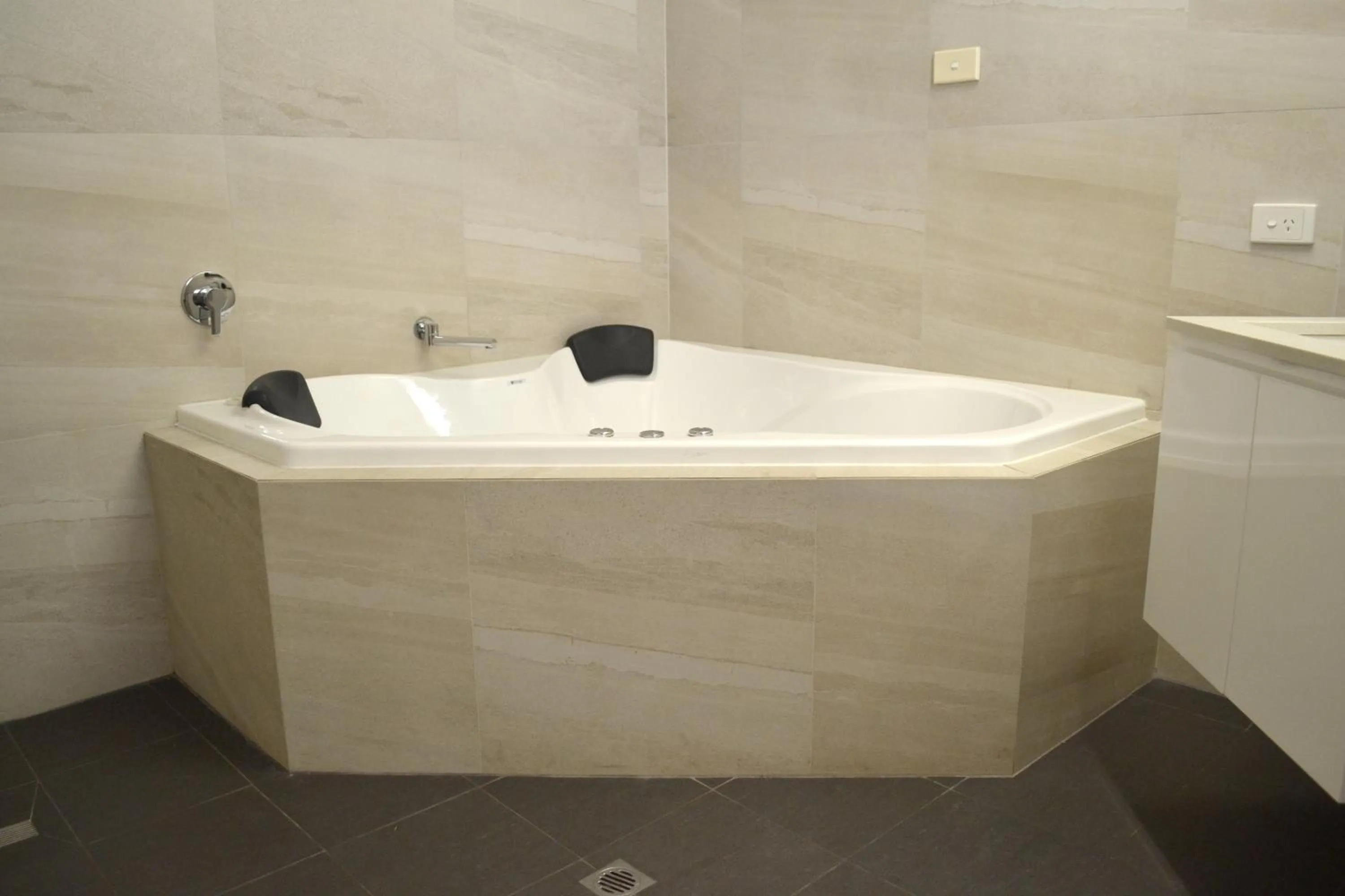 Hot Spring Bath in Busselton Ithaca Motel