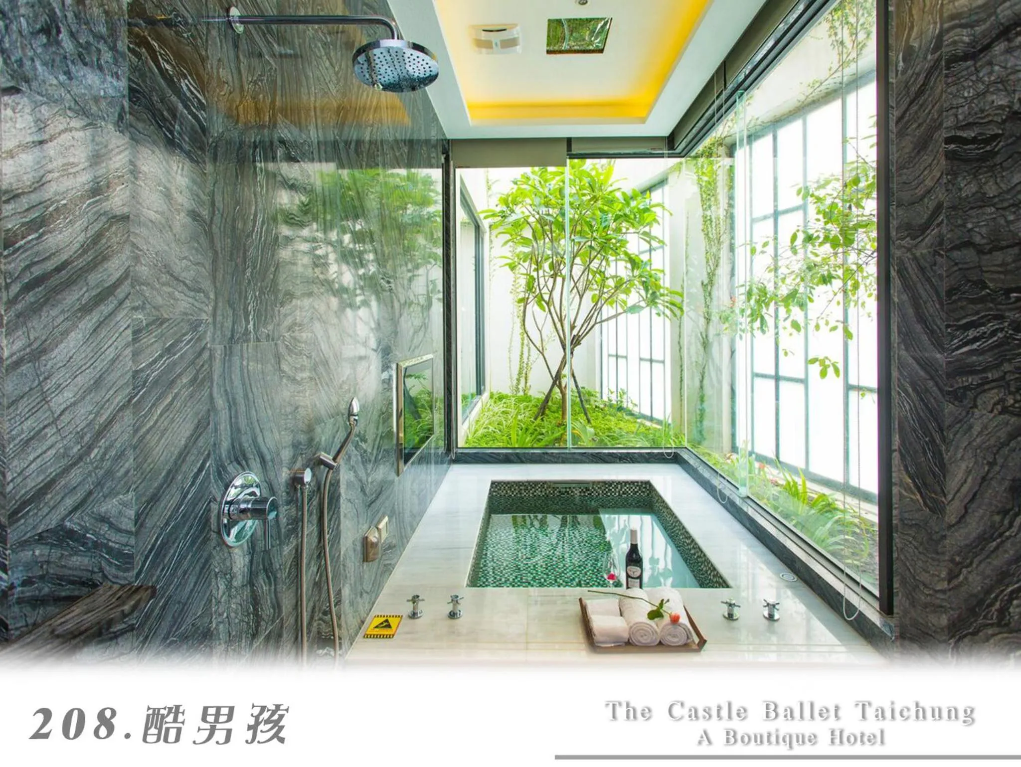Hot Tub in The Castle Ballet Taichung A Boutique Hotel