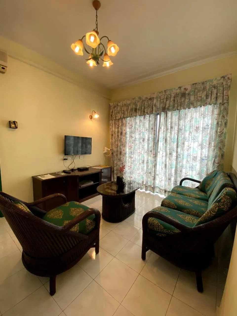 Communal lounge/ TV room in HIG Homestay Apartment