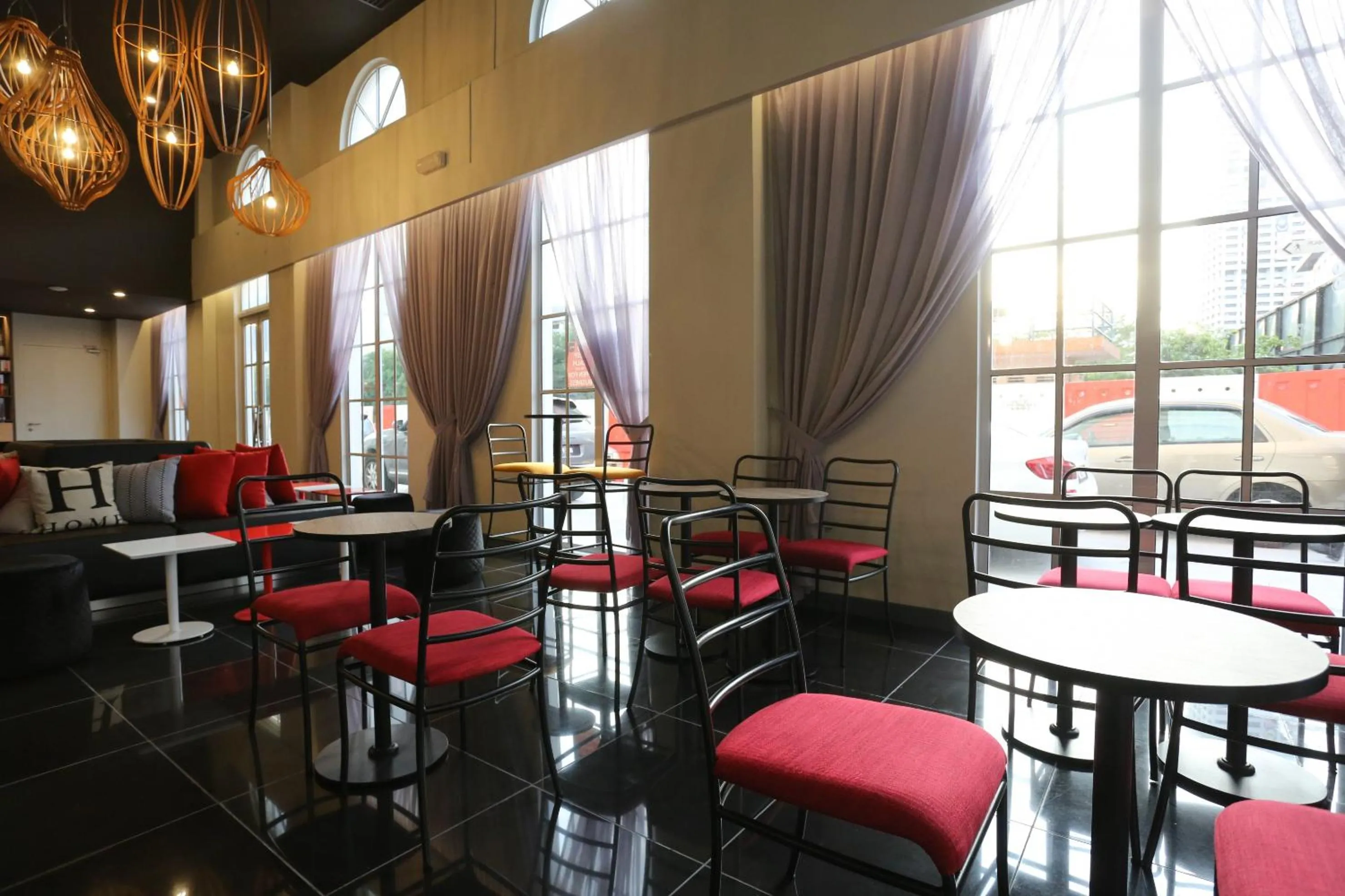 Avenue J Hotel, Central Market