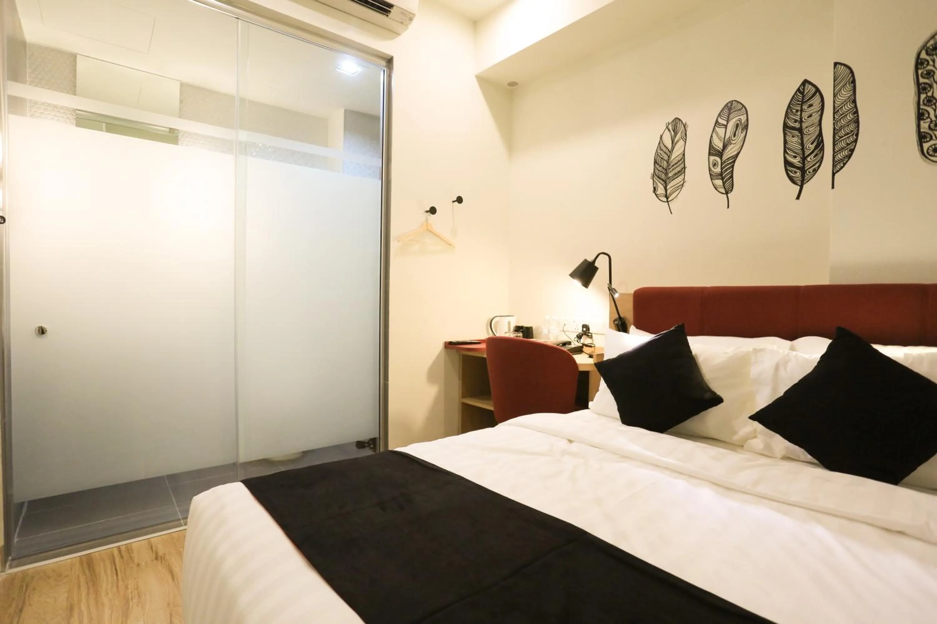 Bed in Avenue J Hotel, Central Market