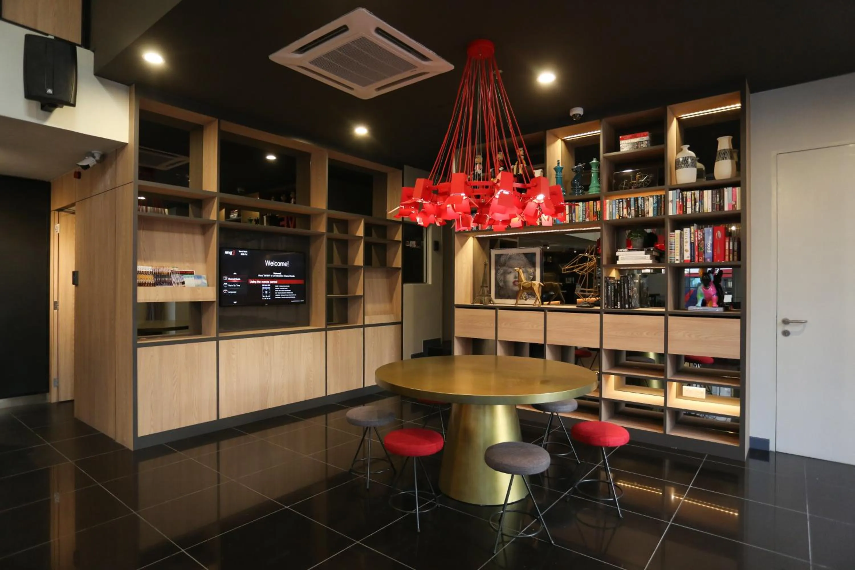 Communal lounge/ TV room in Avenue J Hotel, Central Market