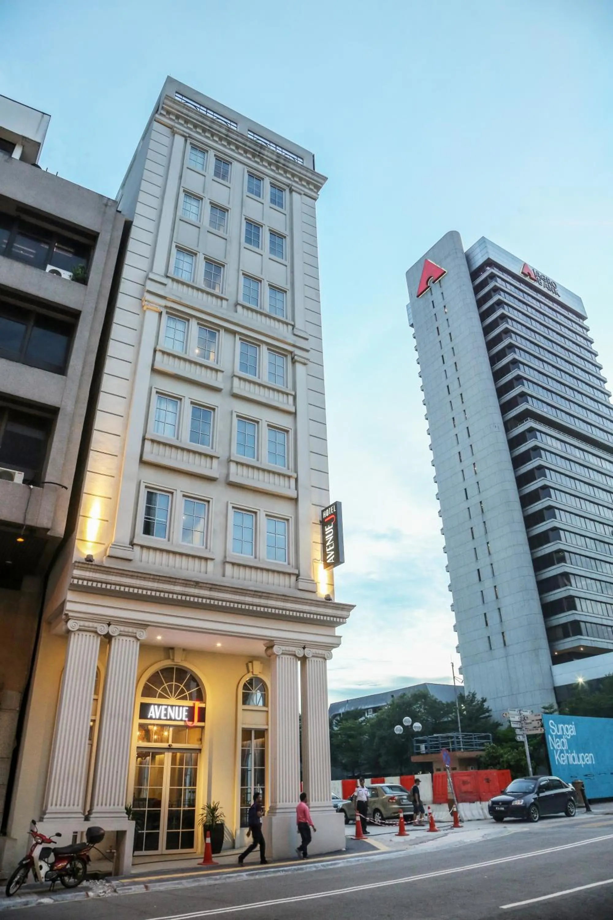 Restaurant/places to eat in Avenue J Hotel, Central Market