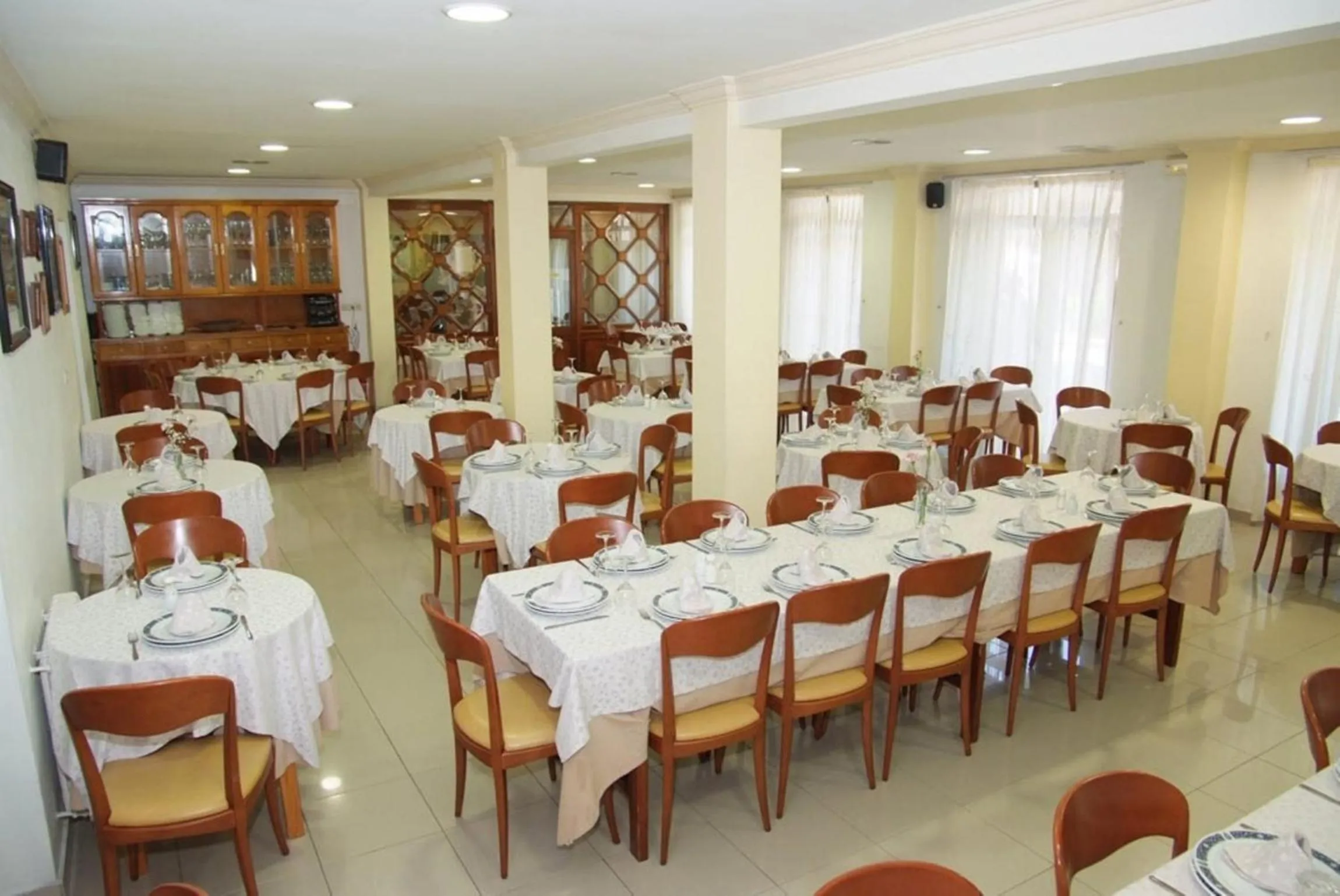 Restaurant/places to eat in Hotel La Noyesa *** Superior