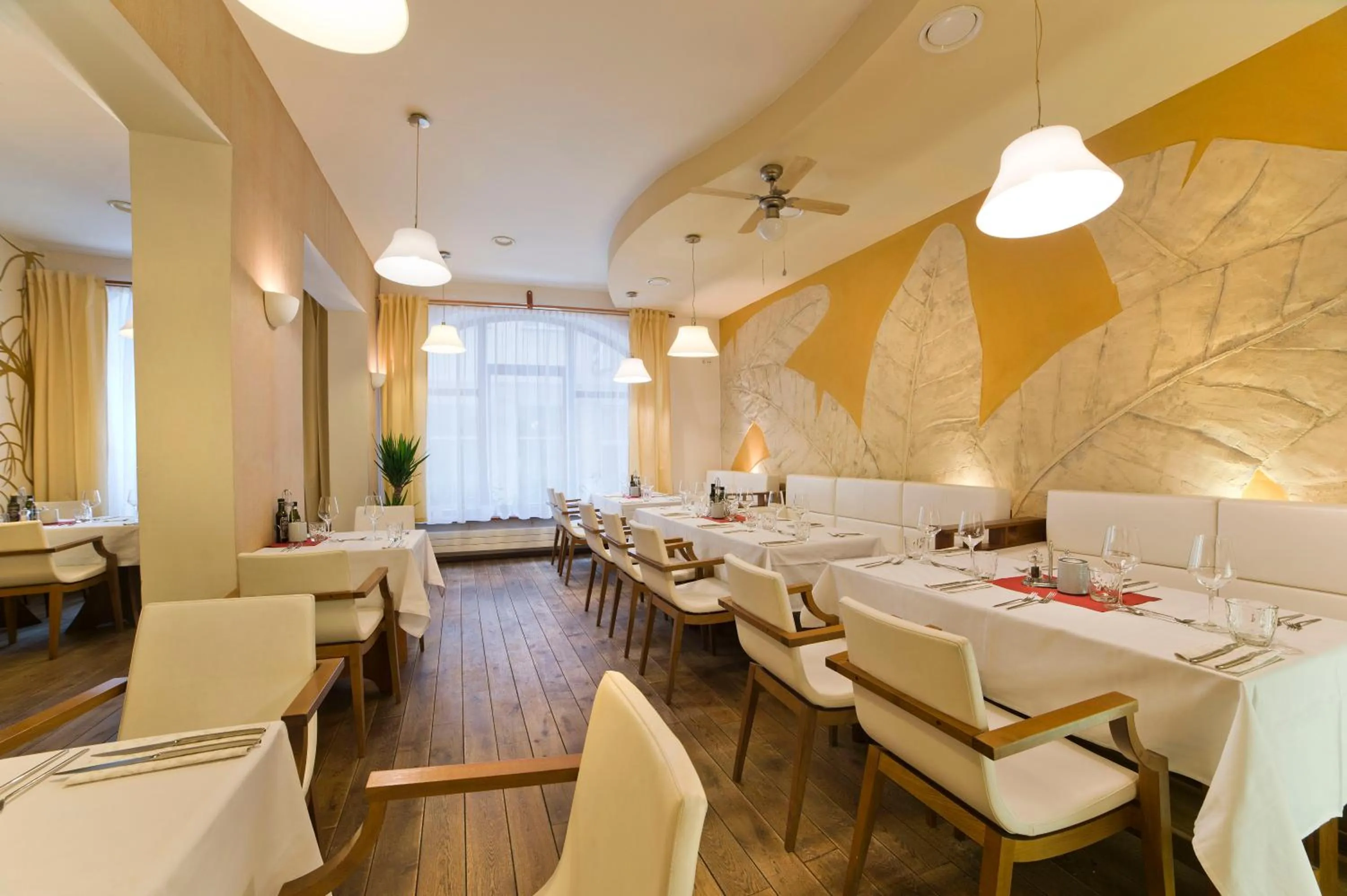 Restaurant/places to eat in Hotel Art