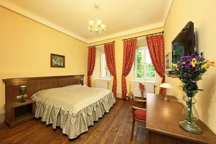 Photo of the whole room, Bed in Hotel Edward Kelly