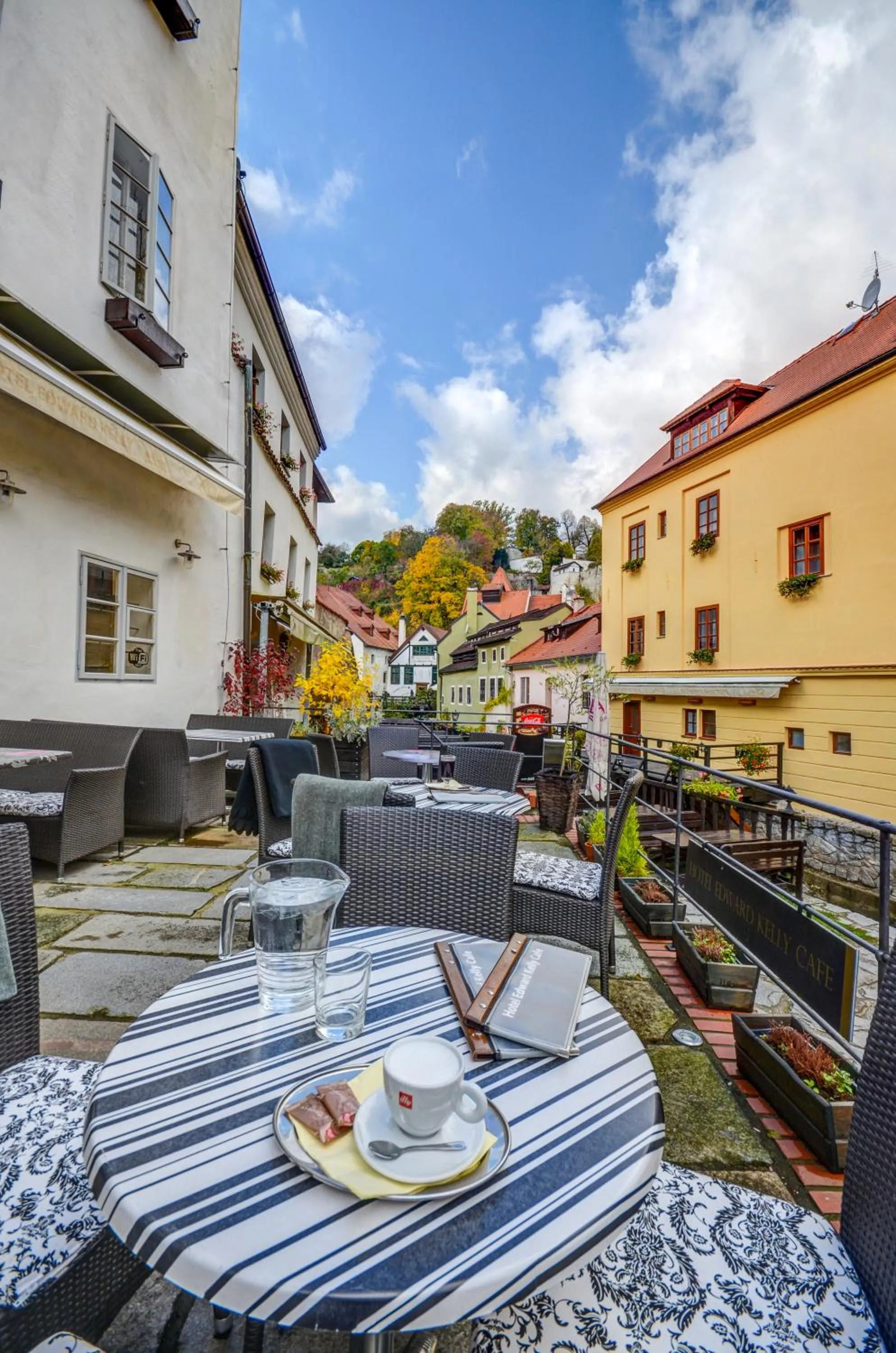 Restaurant/places to eat in Hotel Edward Kelly