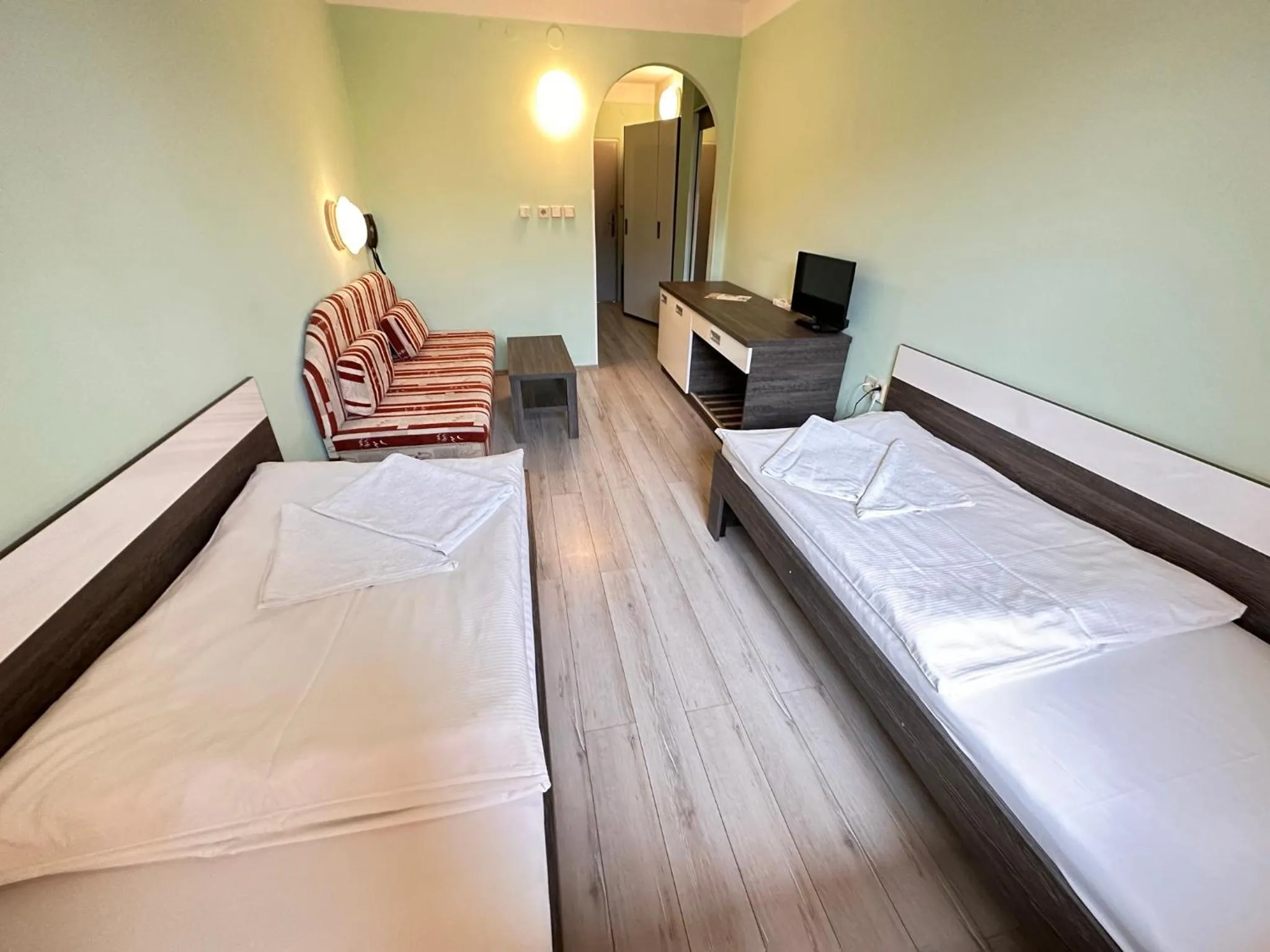 Photo of the whole room, Bed in Hotel N