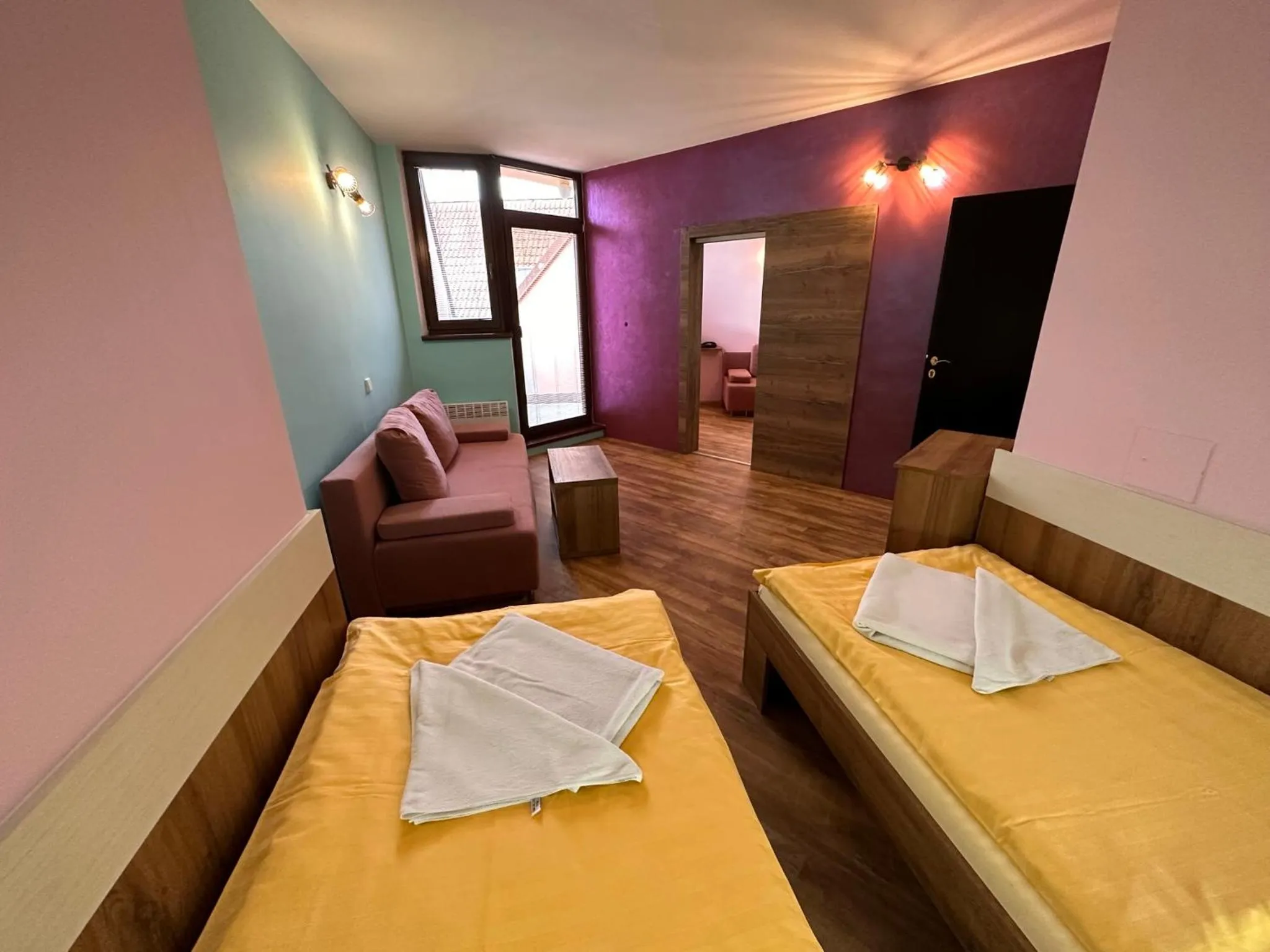 Living room, Bed in Hotel N