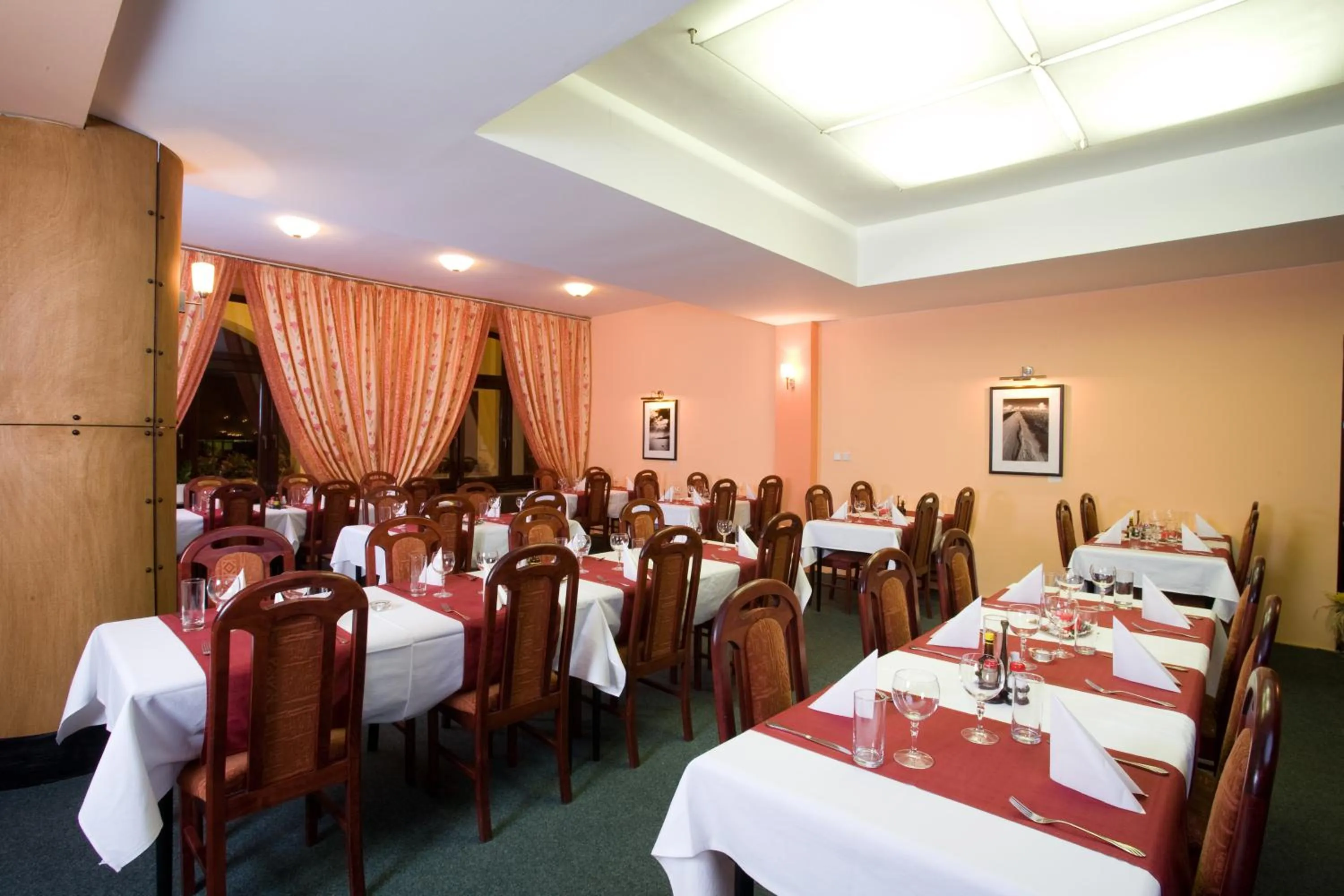 Restaurant/places to eat in Hotel N