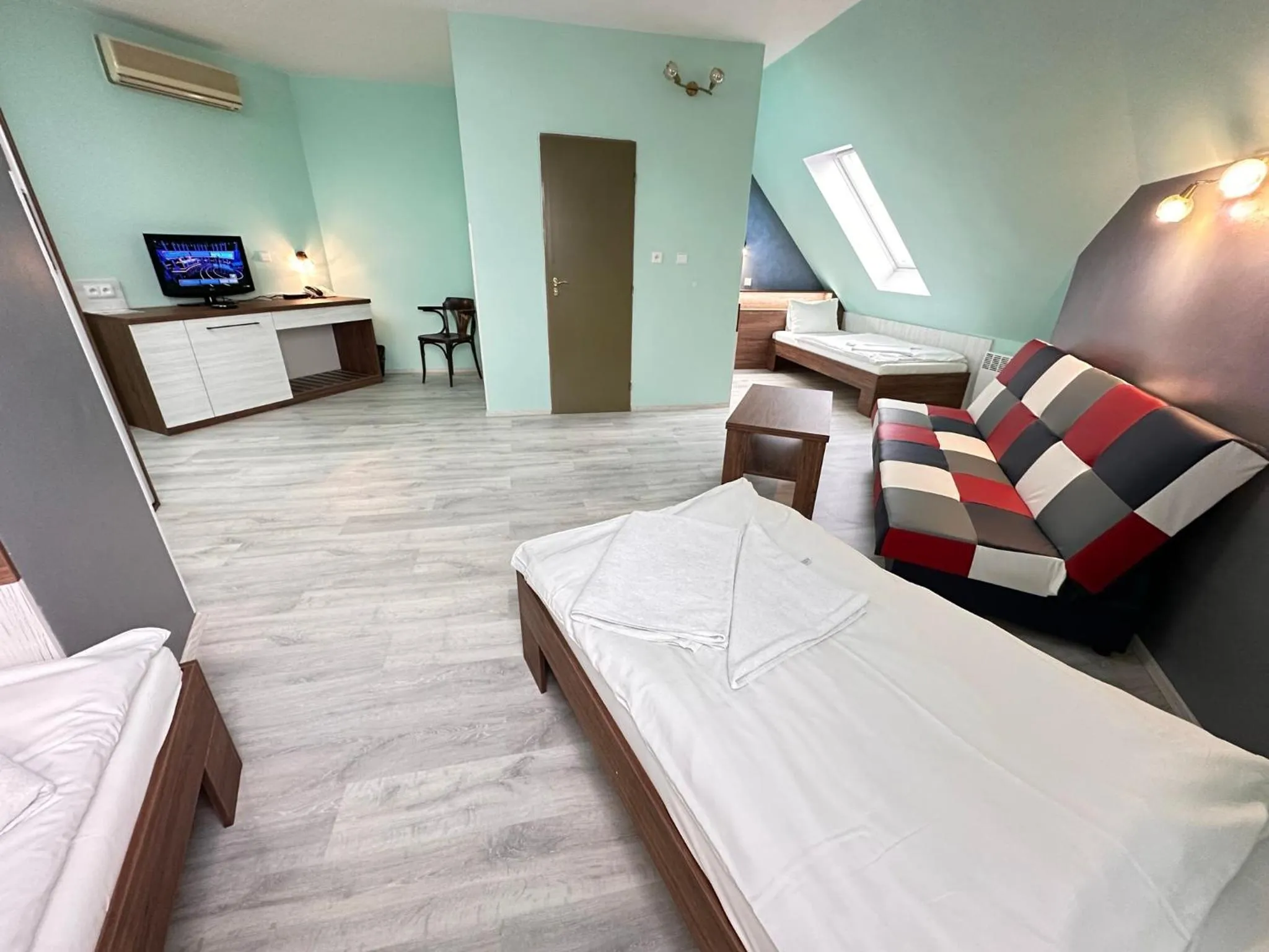 Photo of the whole room, Bed in Hotel N