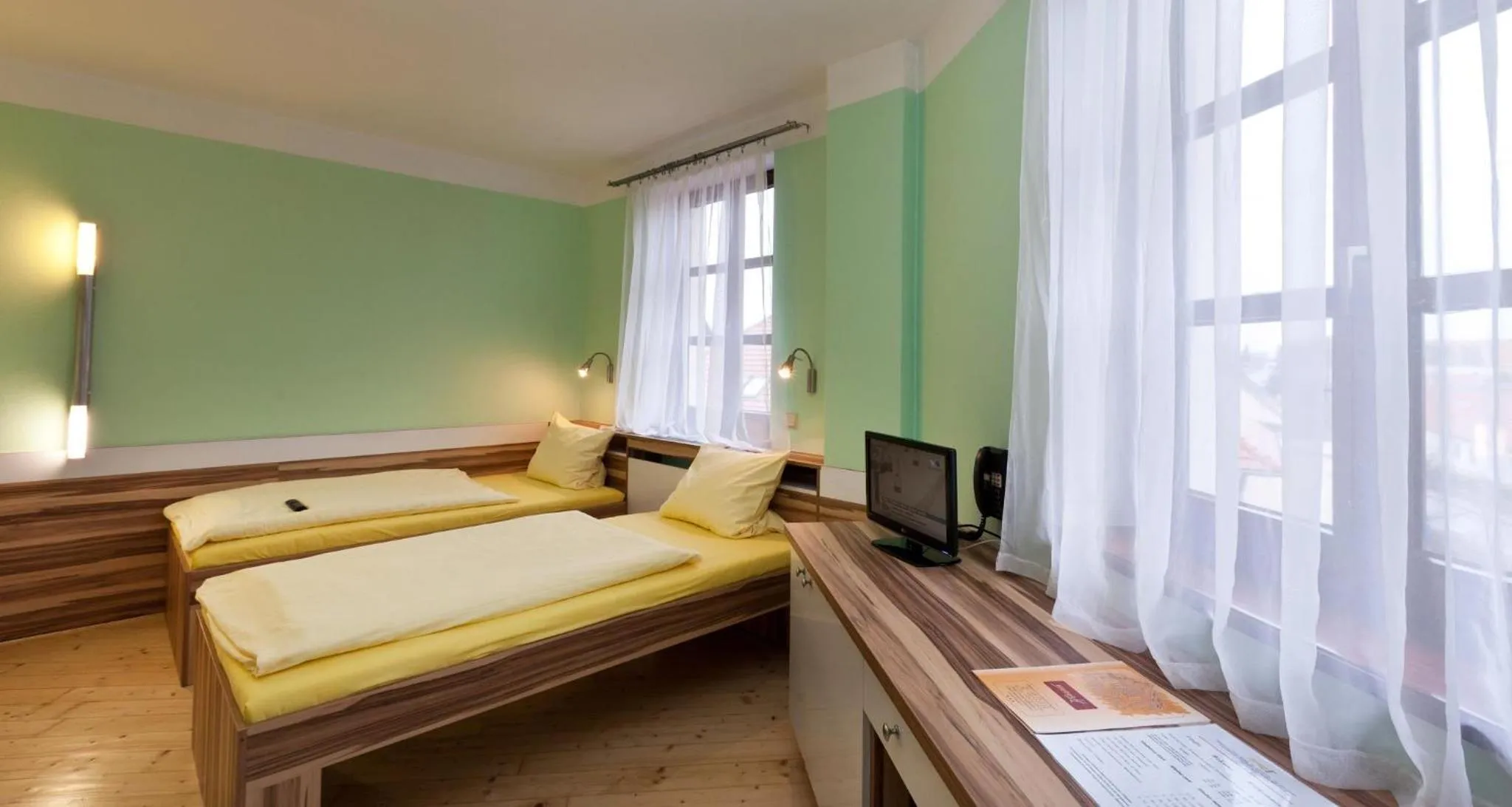 Photo of the whole room, Bed in Hotel N