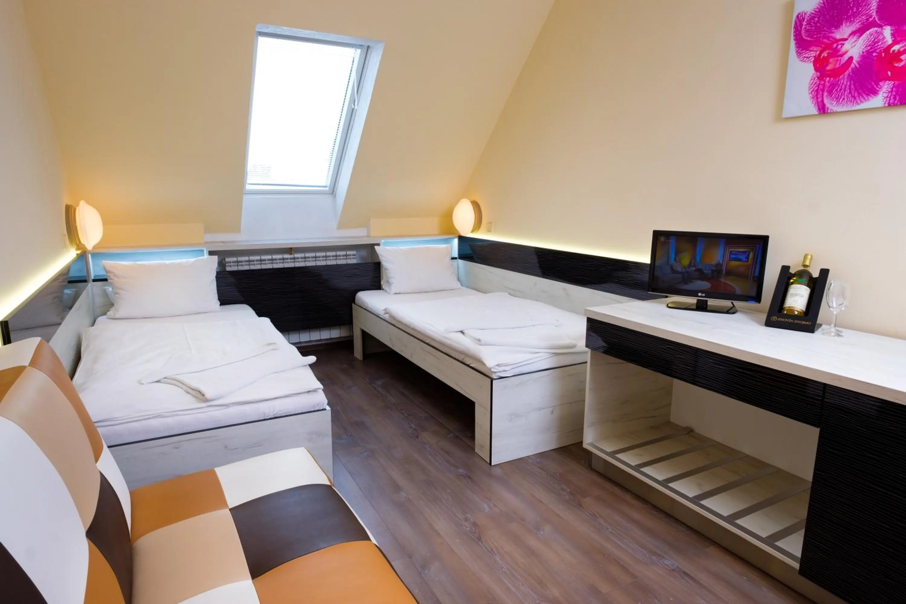 Bedroom, Bed in Hotel N