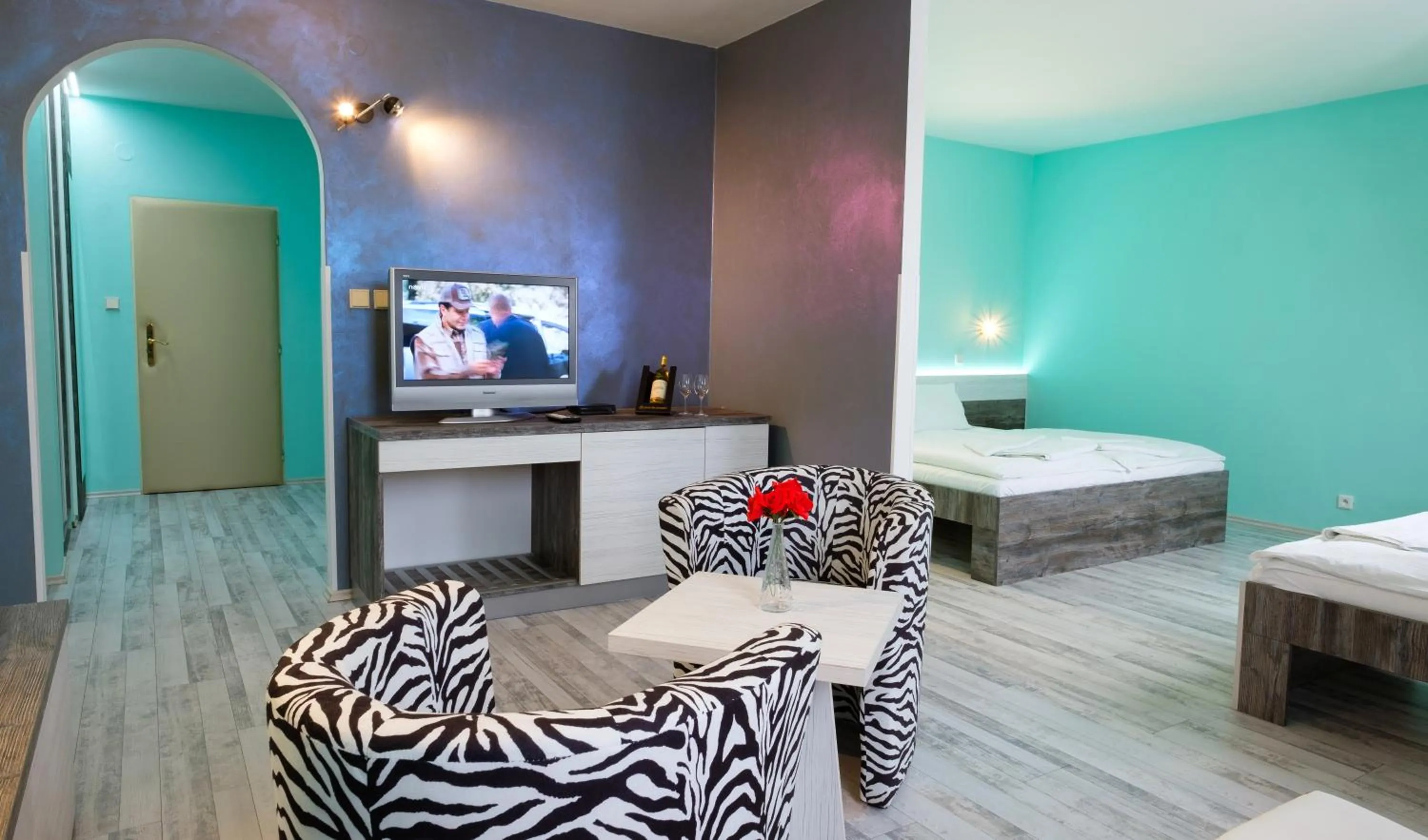 Seating area, Bed in Hotel N