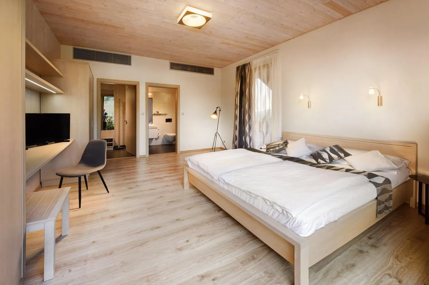 Bedroom, Bed in Green Inn Hotel