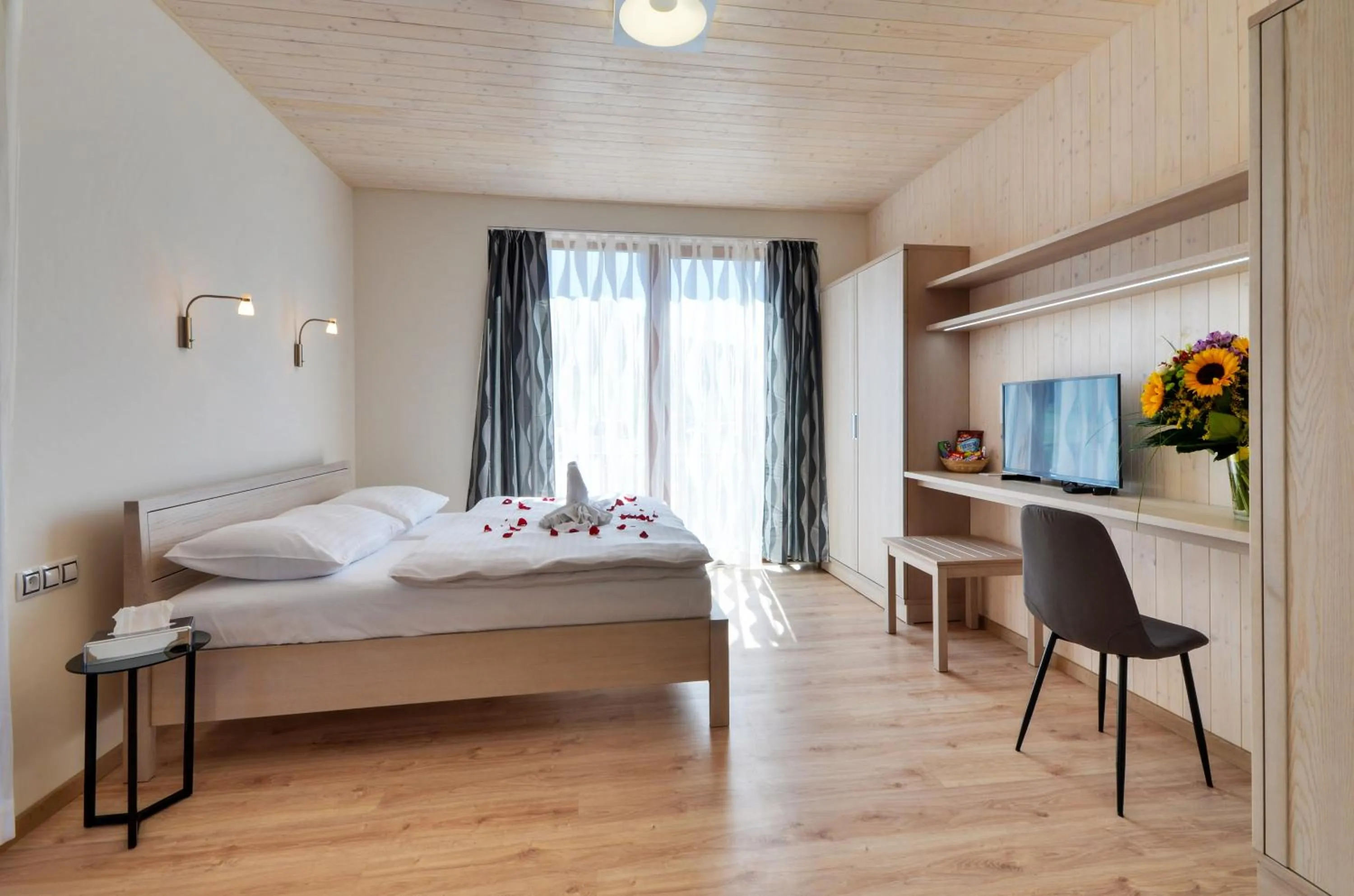 Photo of the whole room, Bed in Green Inn Hotel