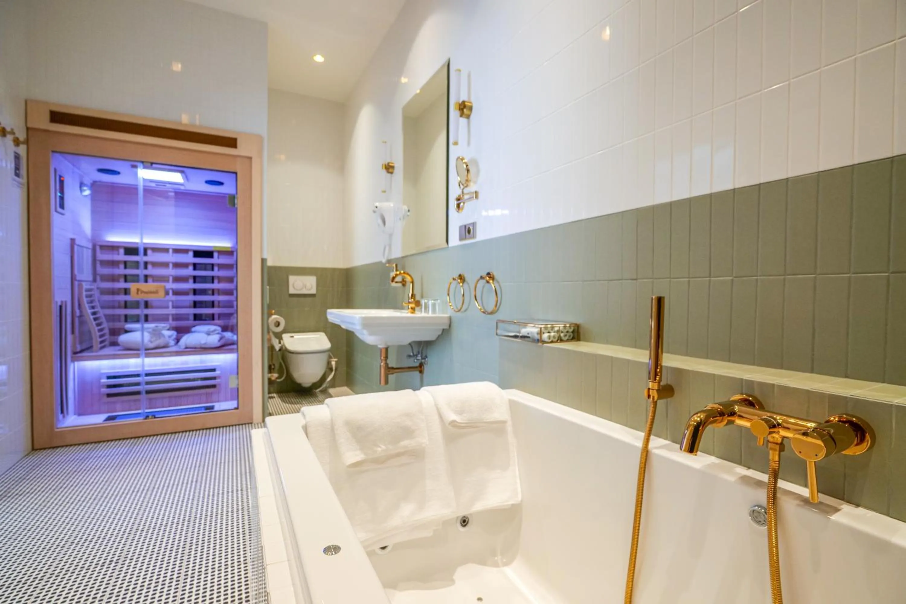 Shower in Hotel Zlatá Hvězda