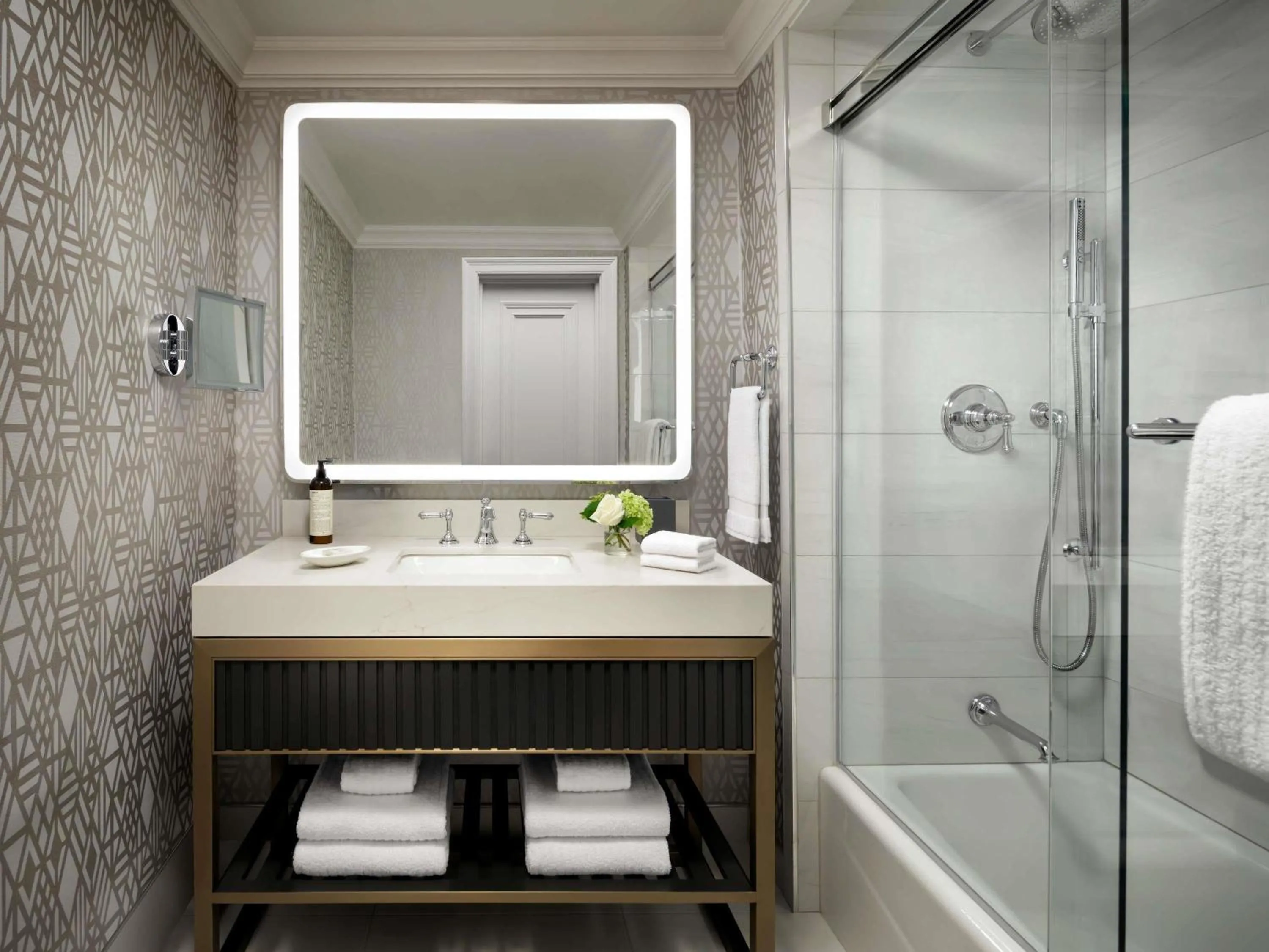 Bedroom in Fairmont Hotel Macdonald