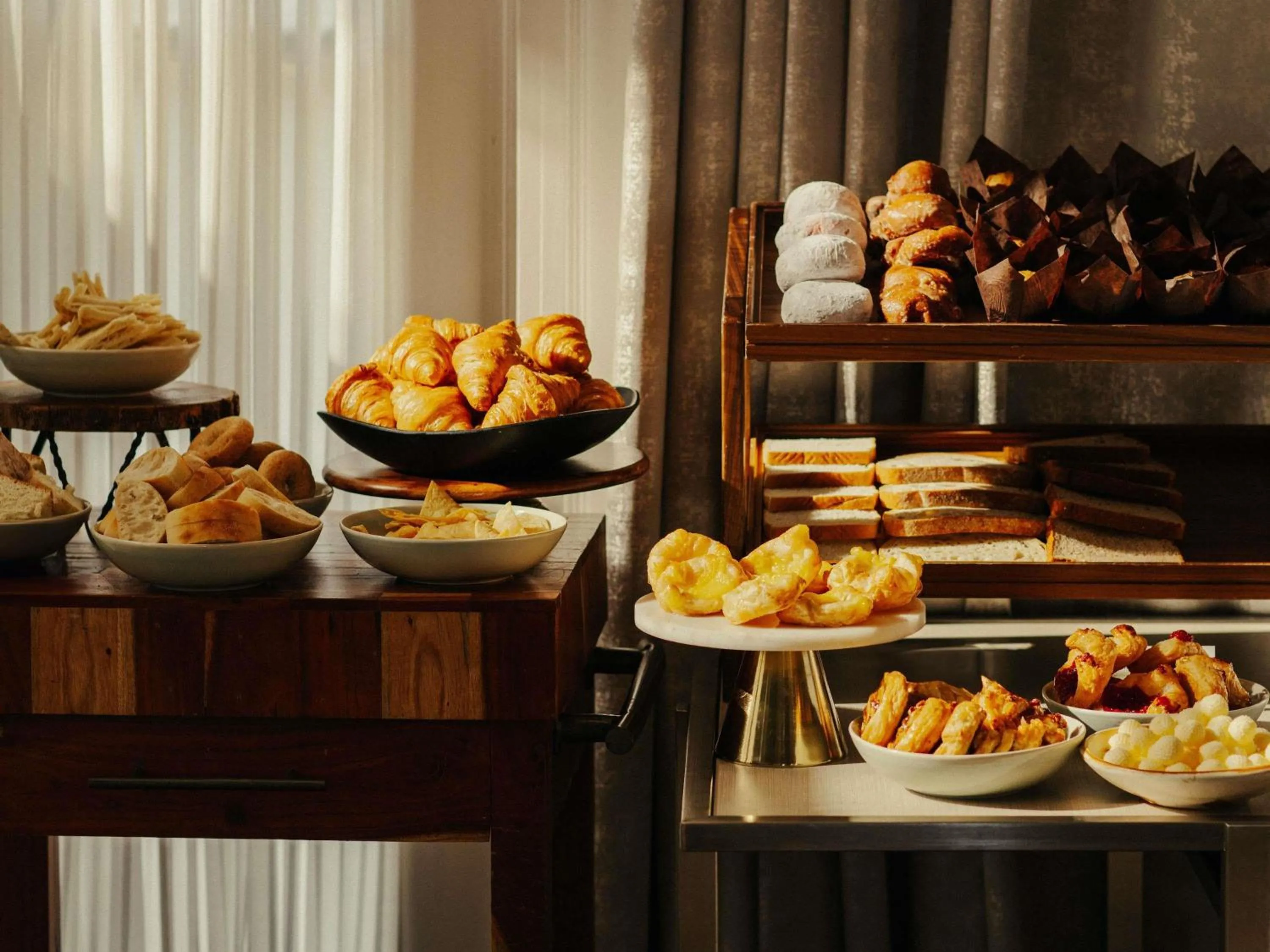 Restaurant/places to eat in Fairmont Hotel Macdonald