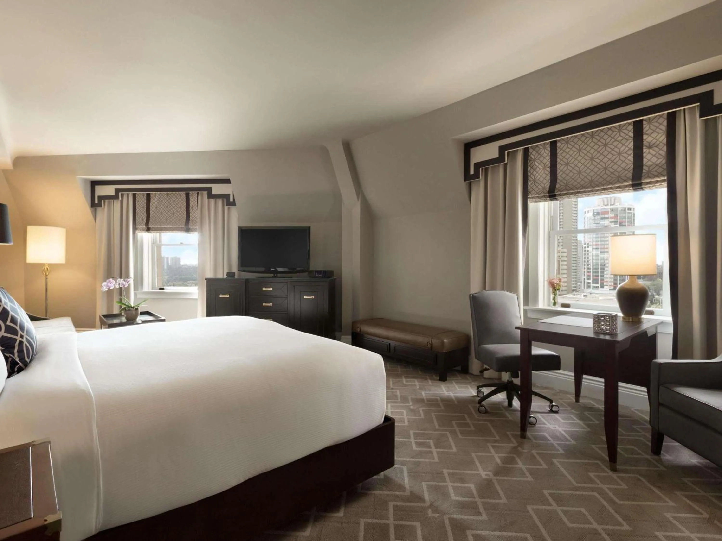 Bedroom, Bed in Fairmont Hotel Macdonald