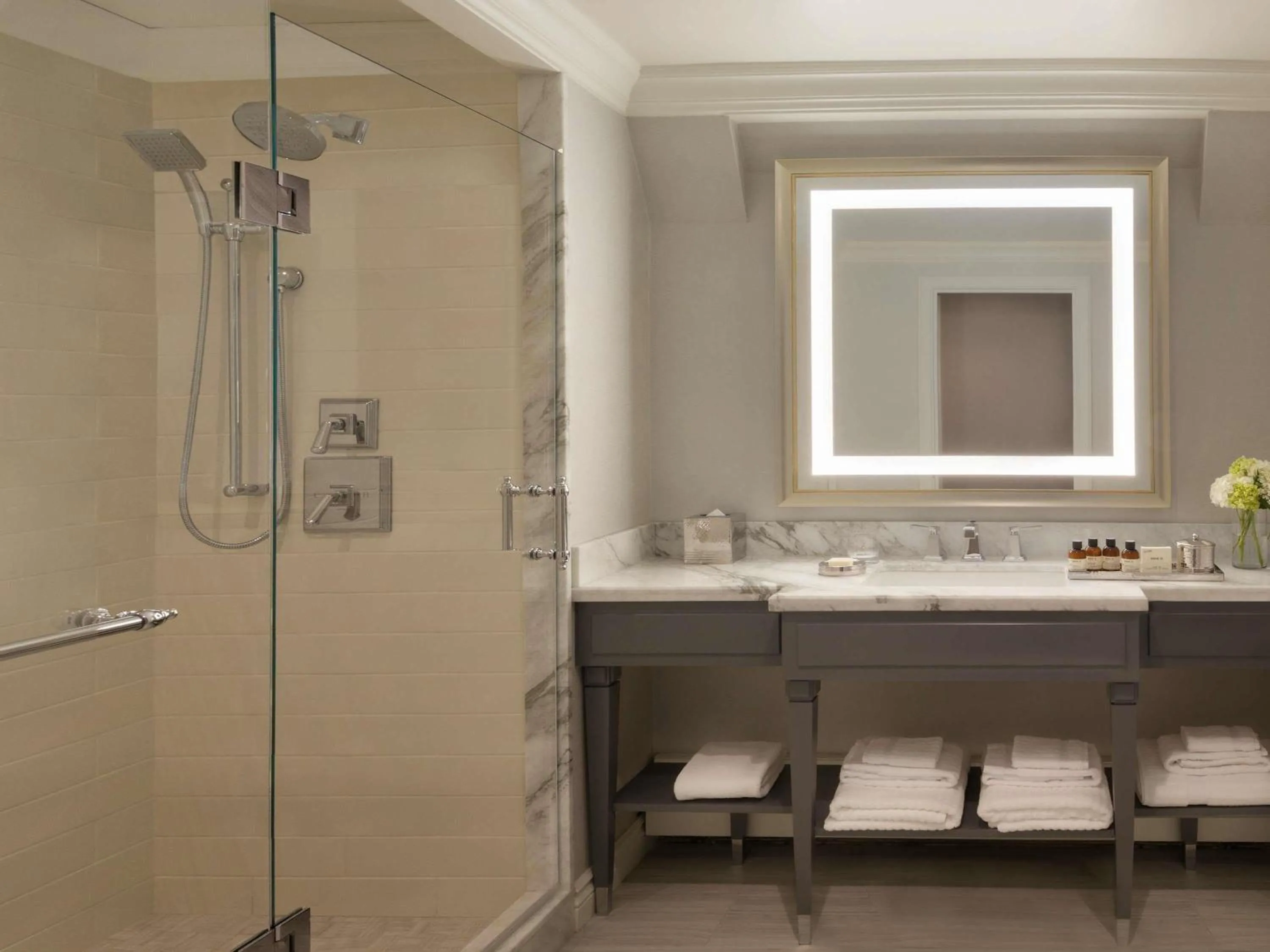 Bedroom in Fairmont Hotel Macdonald