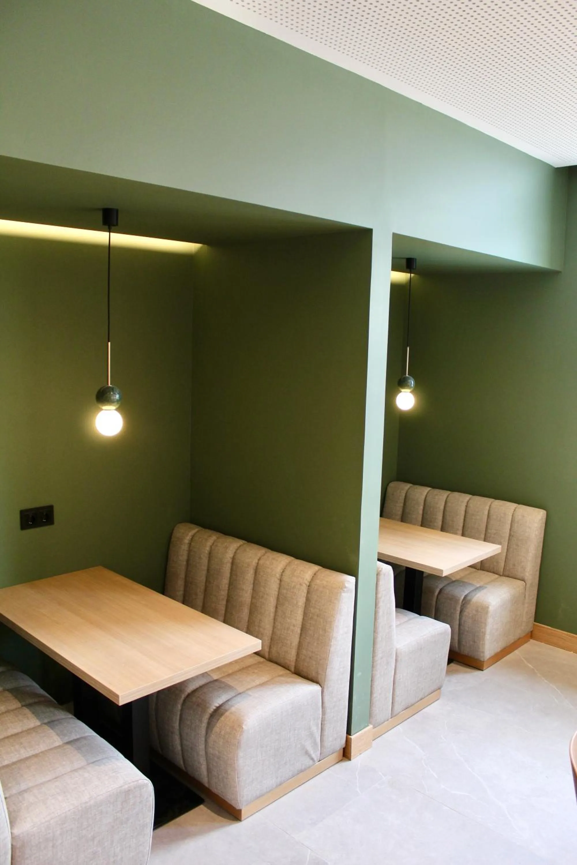 Seating area, Bed in Mondragon Hotela