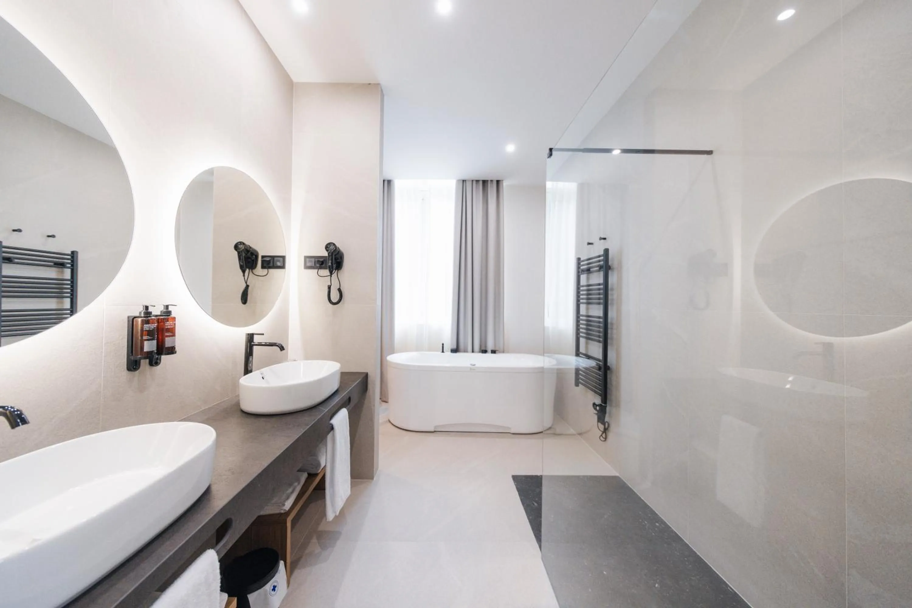 Shower in Mondragon Hotela