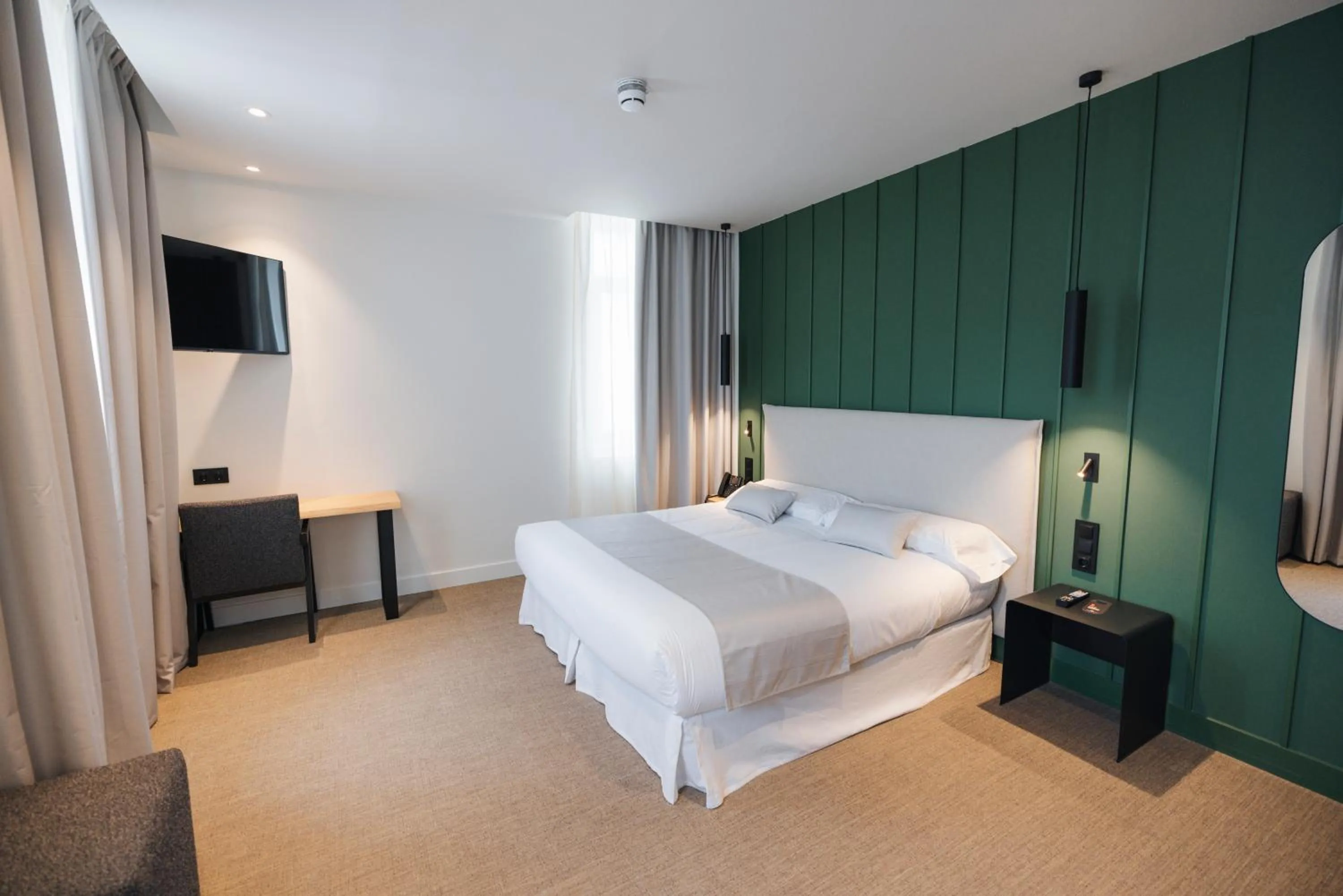 Photo of the whole room, Bed in Mondragon Hotela