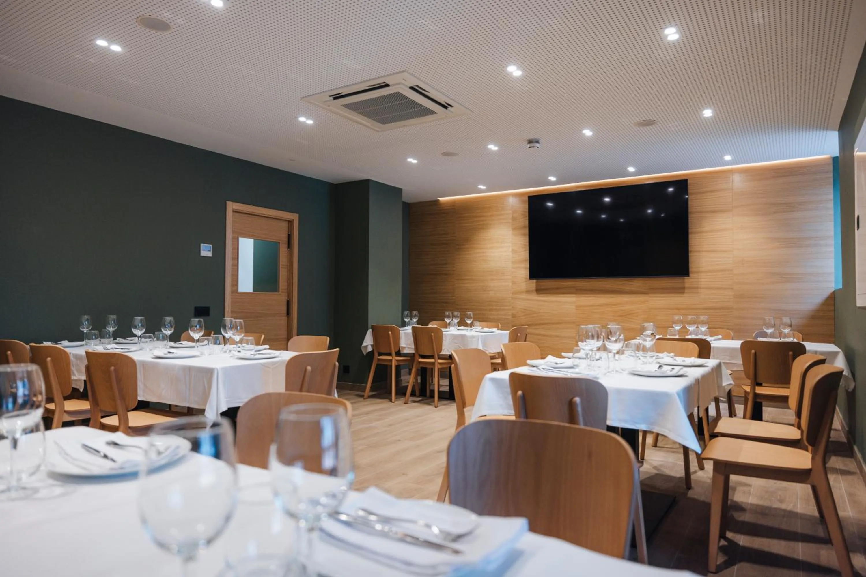 Restaurant/places to eat in Mondragon Hotela