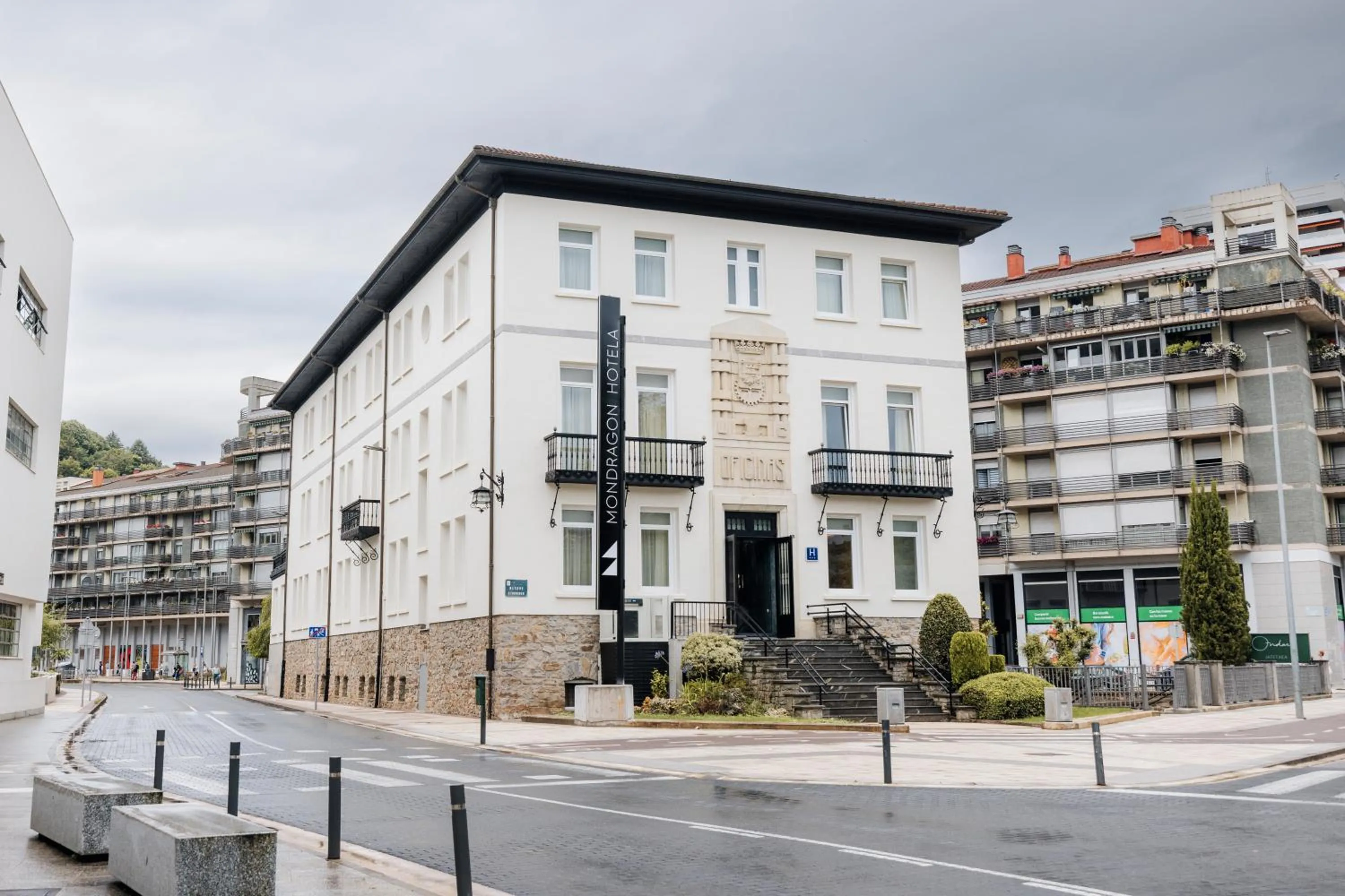 Property building in Mondragon Hotela