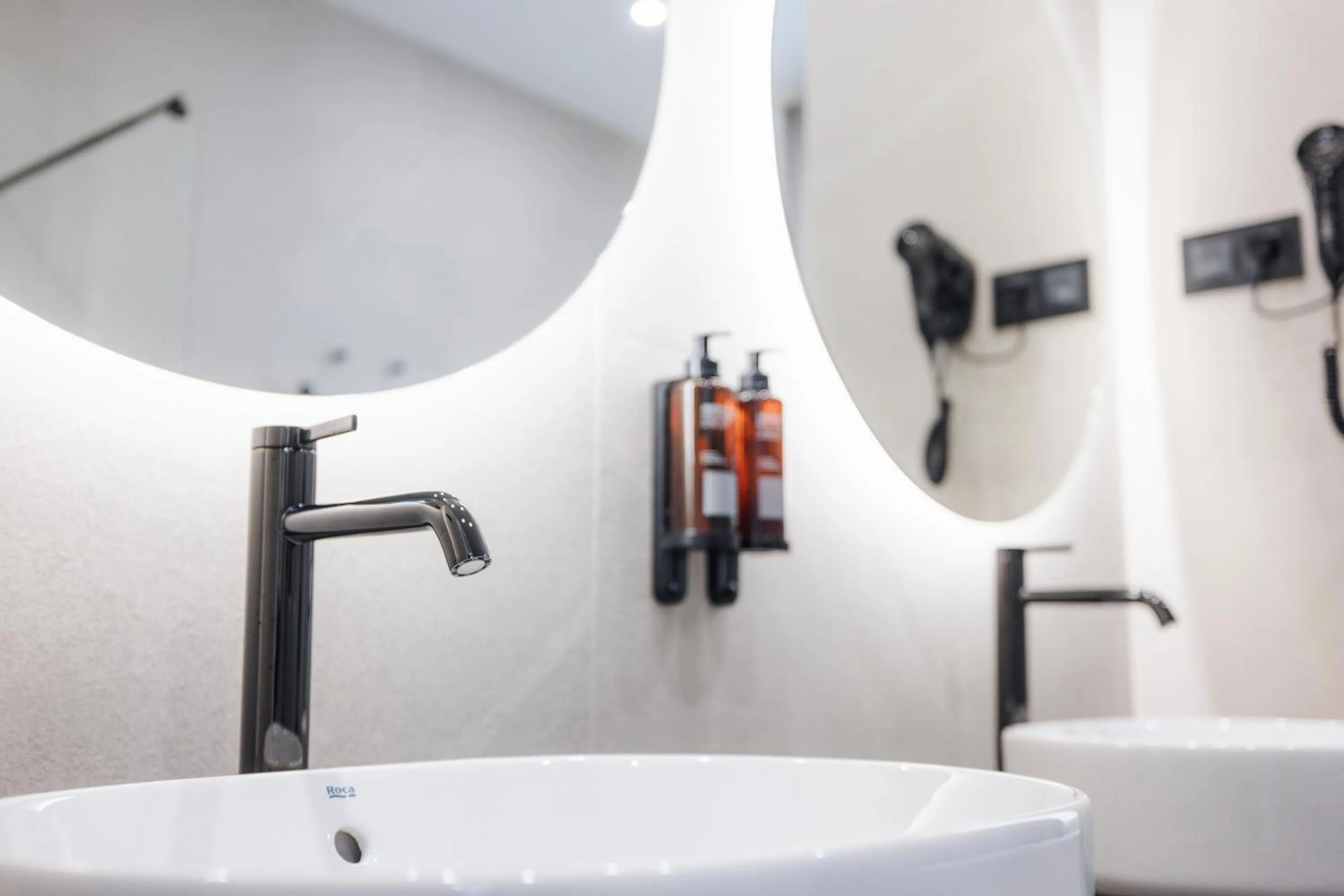 Bathroom in Mondragon Hotela