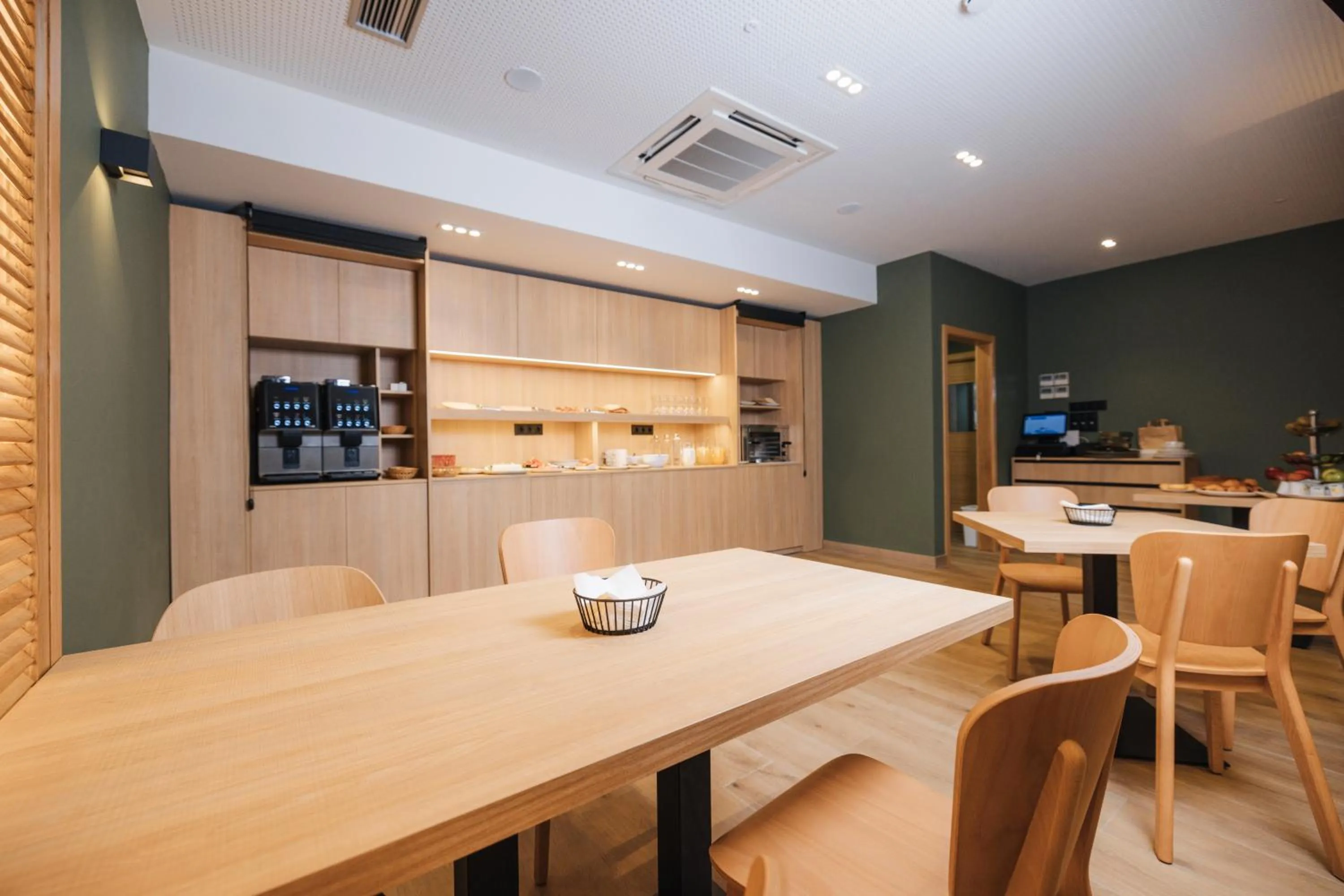 Breakfast in Mondragon Hotela