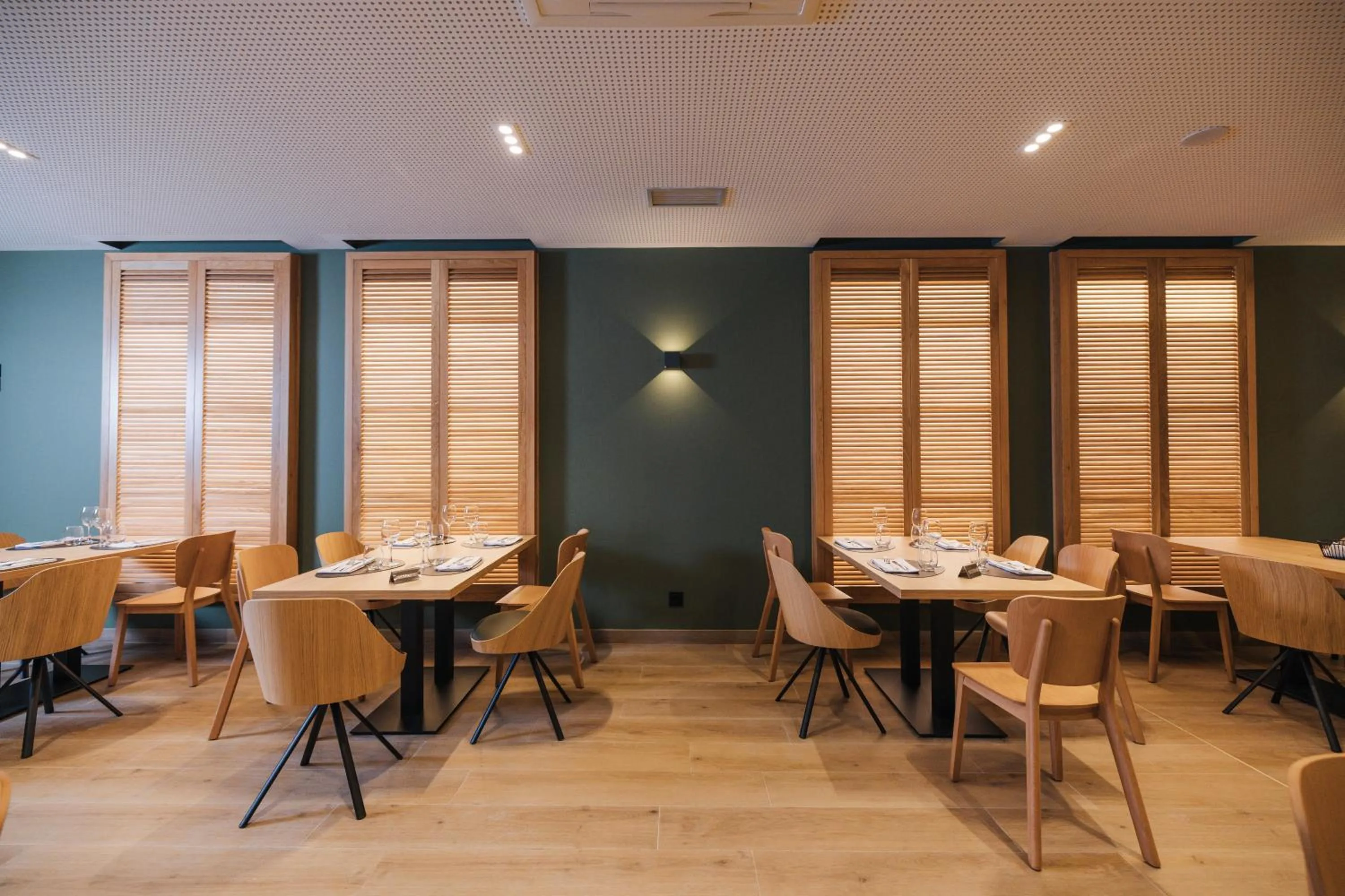 Restaurant/places to eat in Mondragon Hotela