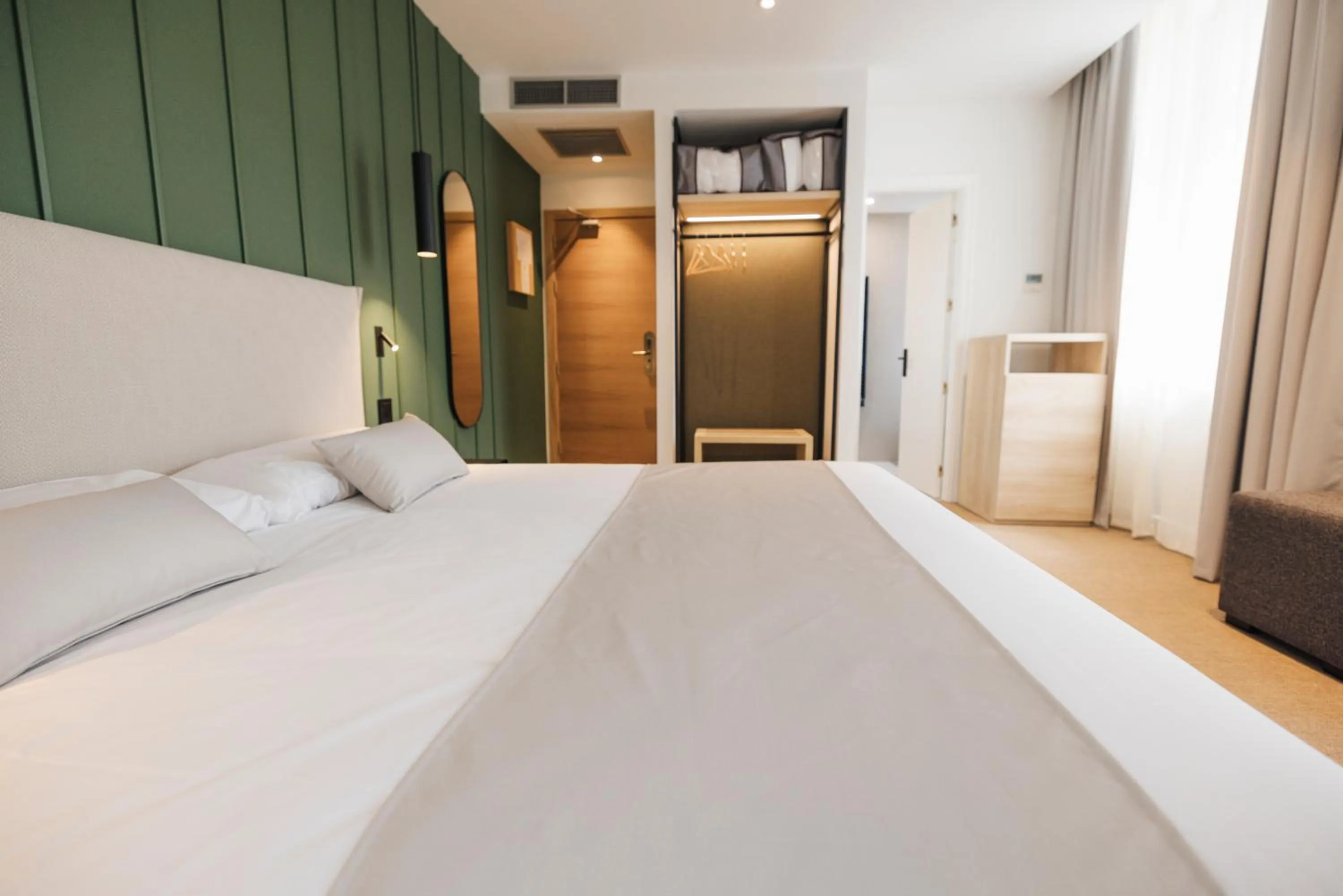 Photo of the whole room, Bed in Mondragon Hotela