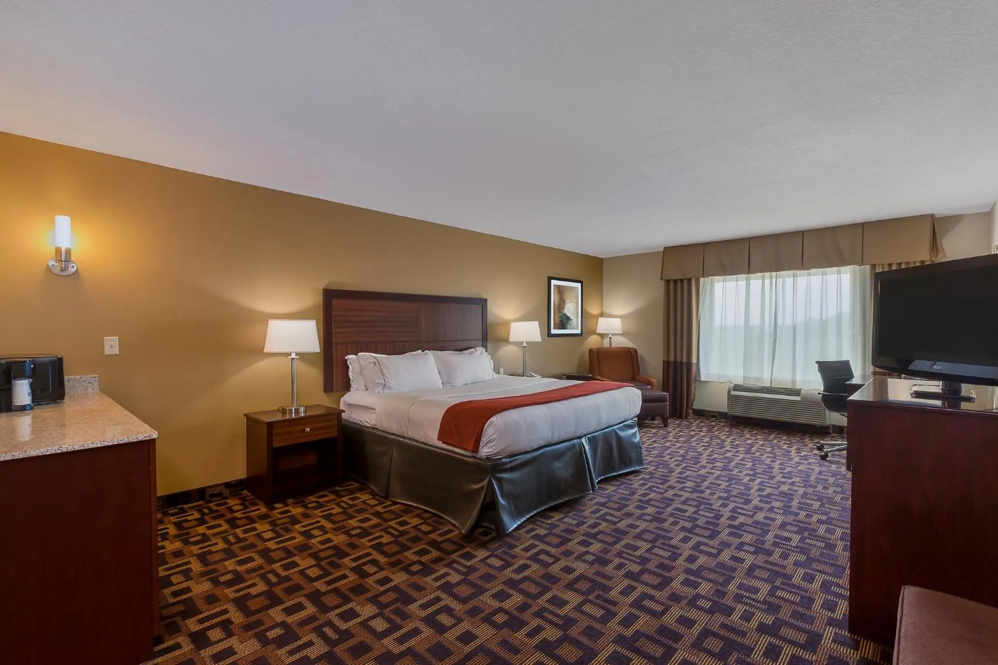 Photo of the whole room, Bed in Holiday Inn Express Hotel & Suites Salina by IHG