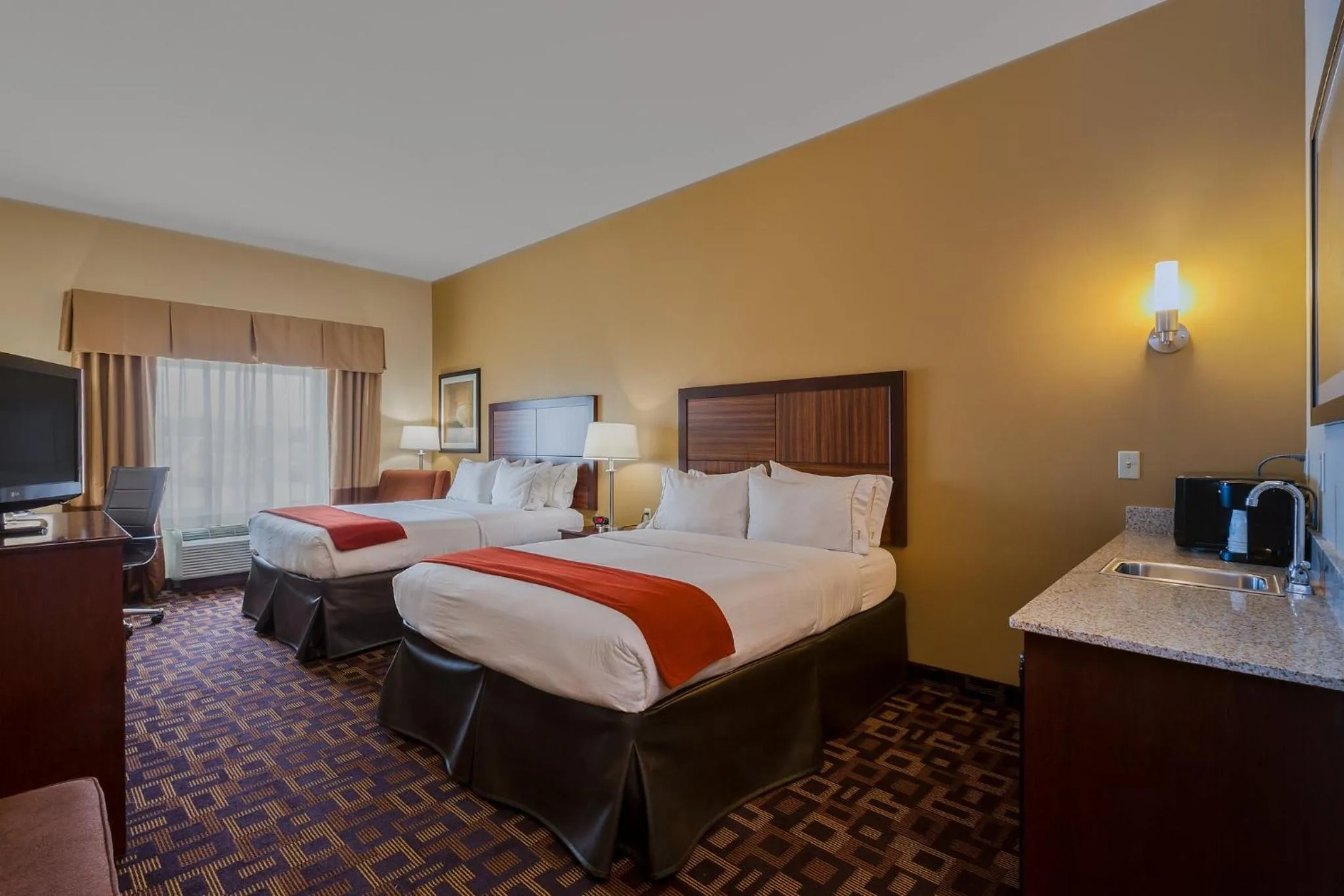 Photo of the whole room, Bed in Holiday Inn Express Hotel & Suites Salina by IHG