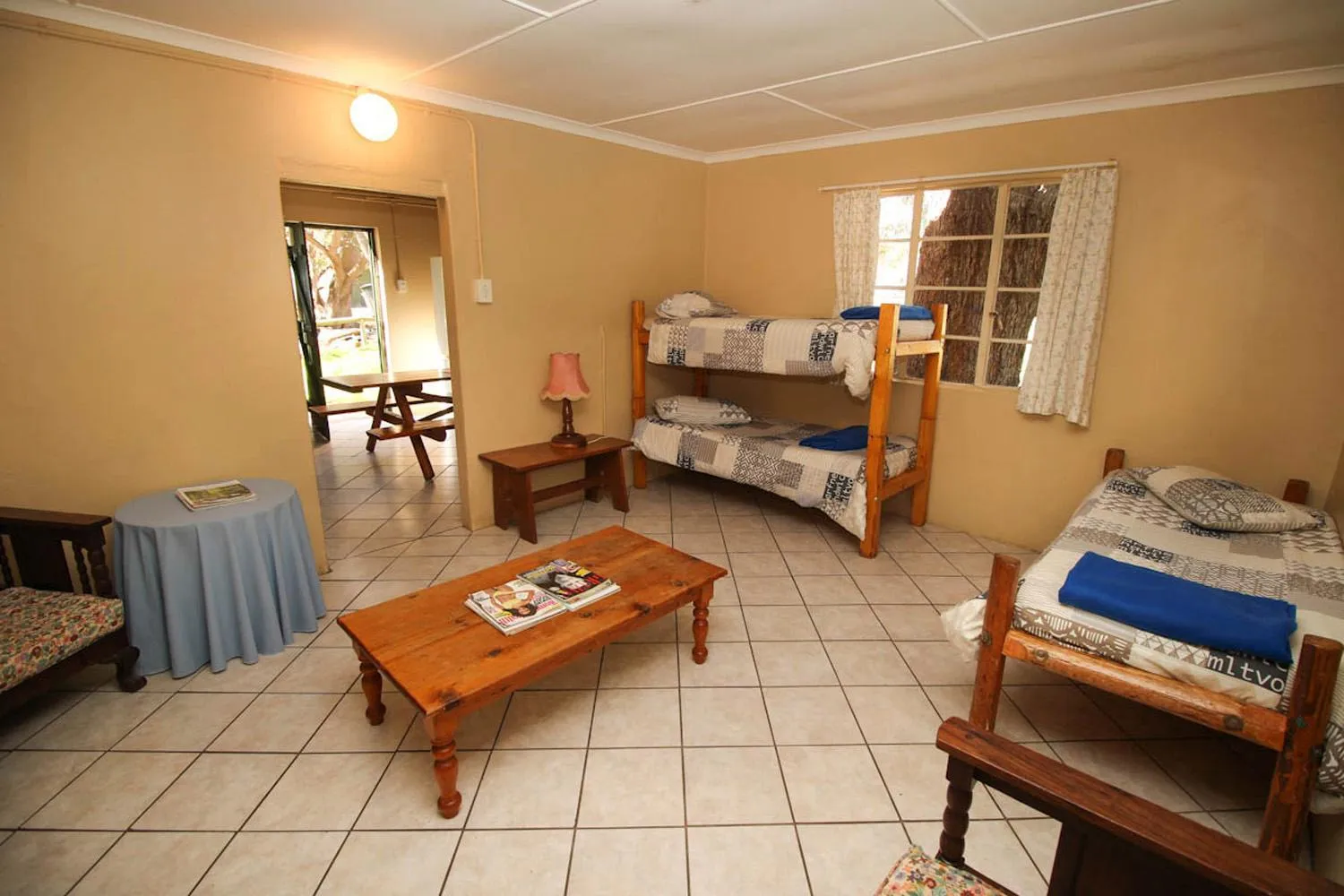 Living room, Bed in De Bos Cottages