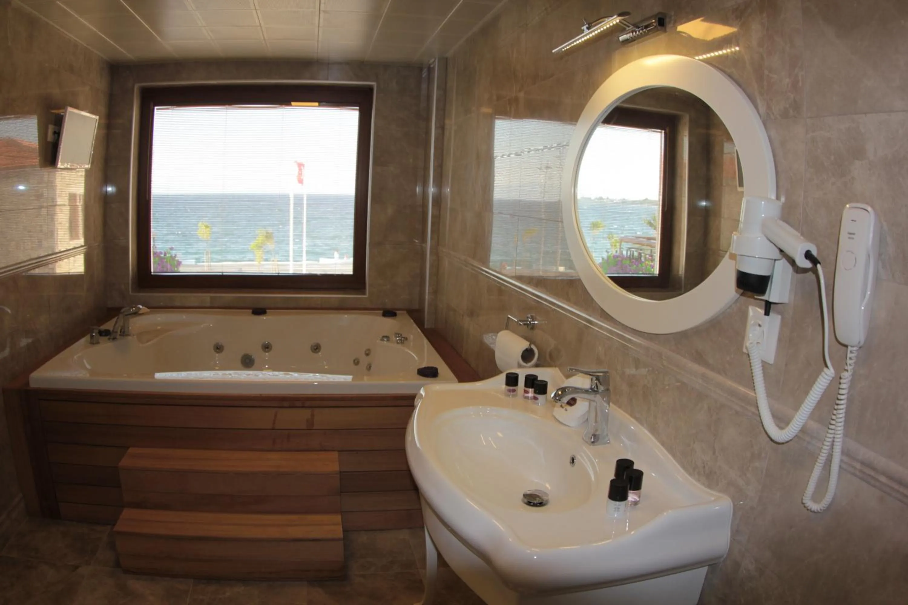 Shower in Focamor Otel