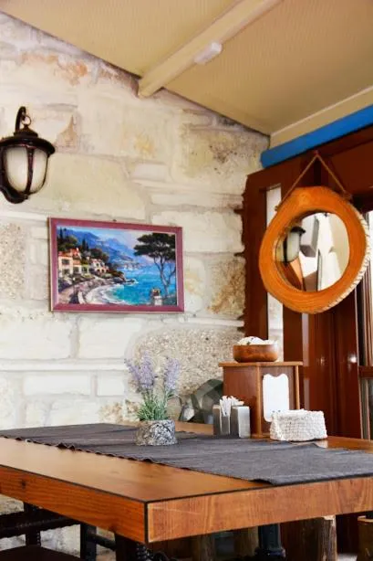 Communal lounge/ TV room in Focamor Otel