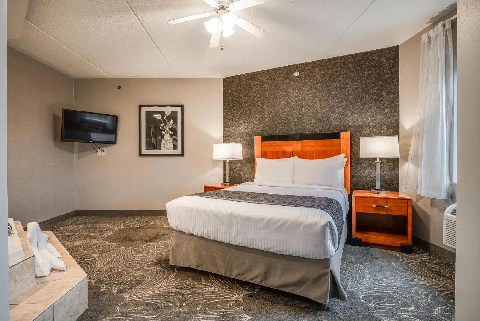 Bed in Monte Carlo Inn Barrie - Newly Renovated