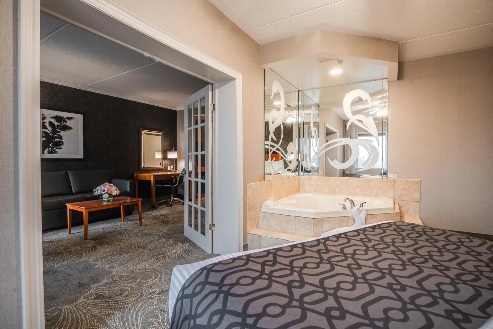 Bedroom, Bed in Monte Carlo Inn Barrie - Newly Renovated