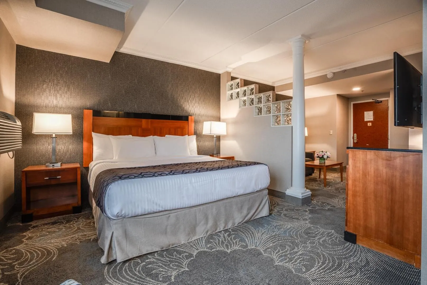 Bed in Monte Carlo Inn Barrie - Newly Renovated