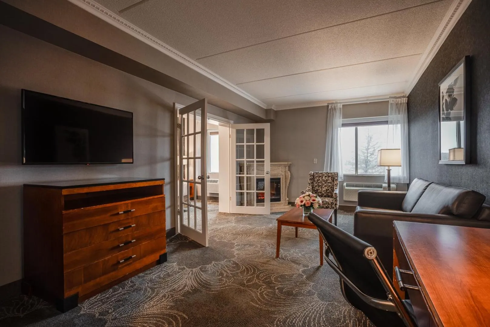 Living room in Monte Carlo Inn Barrie - Newly Renovated