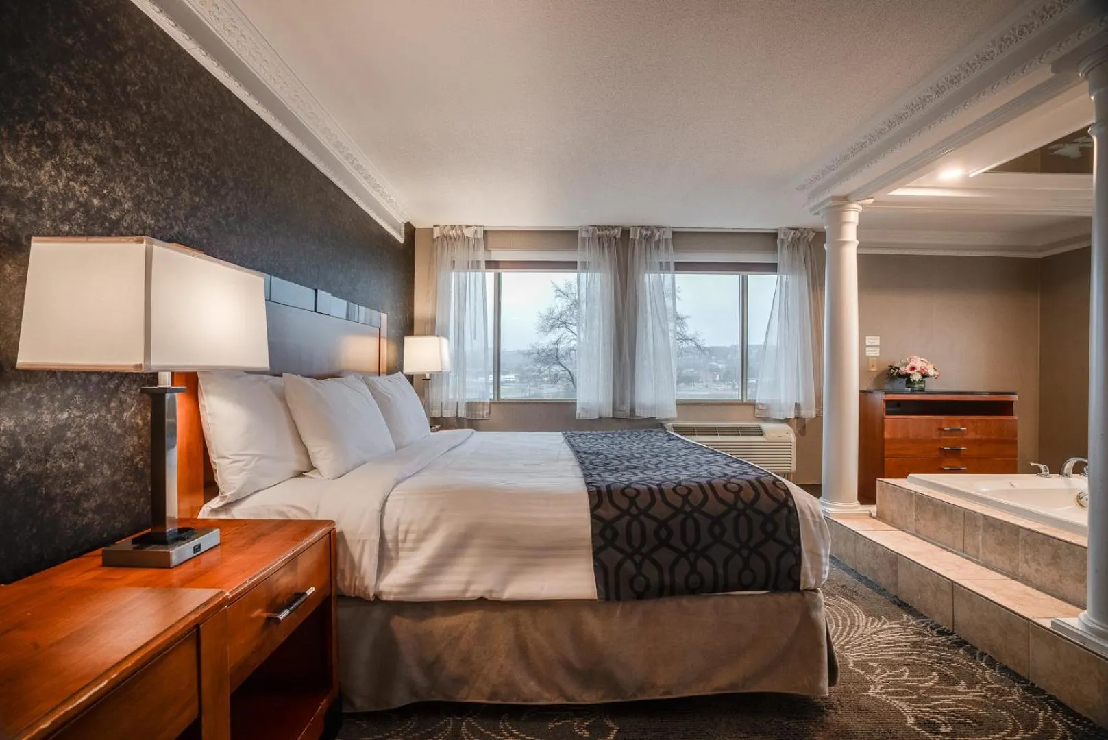 Bed in Monte Carlo Inn Barrie - Newly Renovated