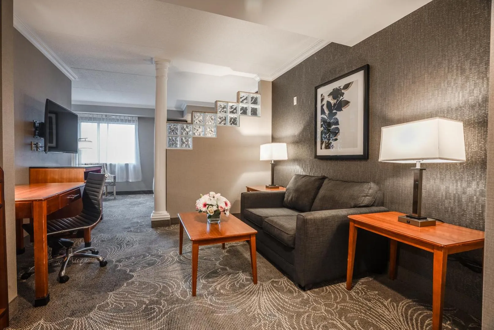 Living room in Monte Carlo Inn Barrie - Newly Renovated