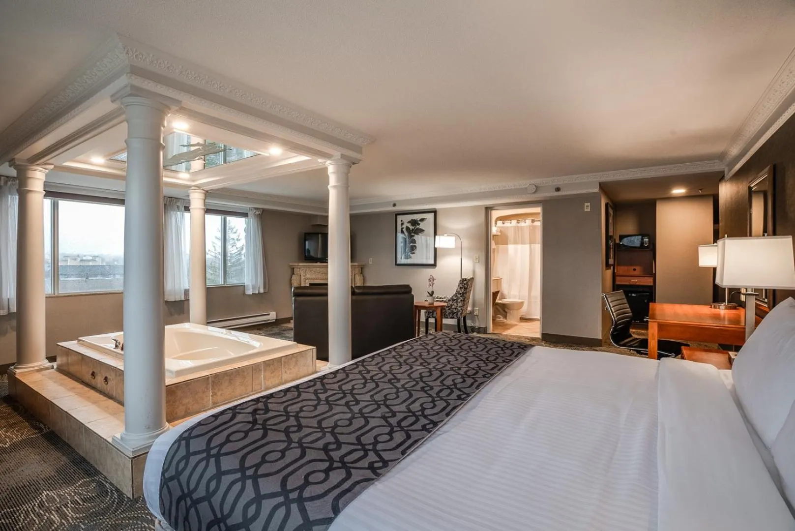 Bedroom, Bed in Monte Carlo Inn Barrie - Newly Renovated