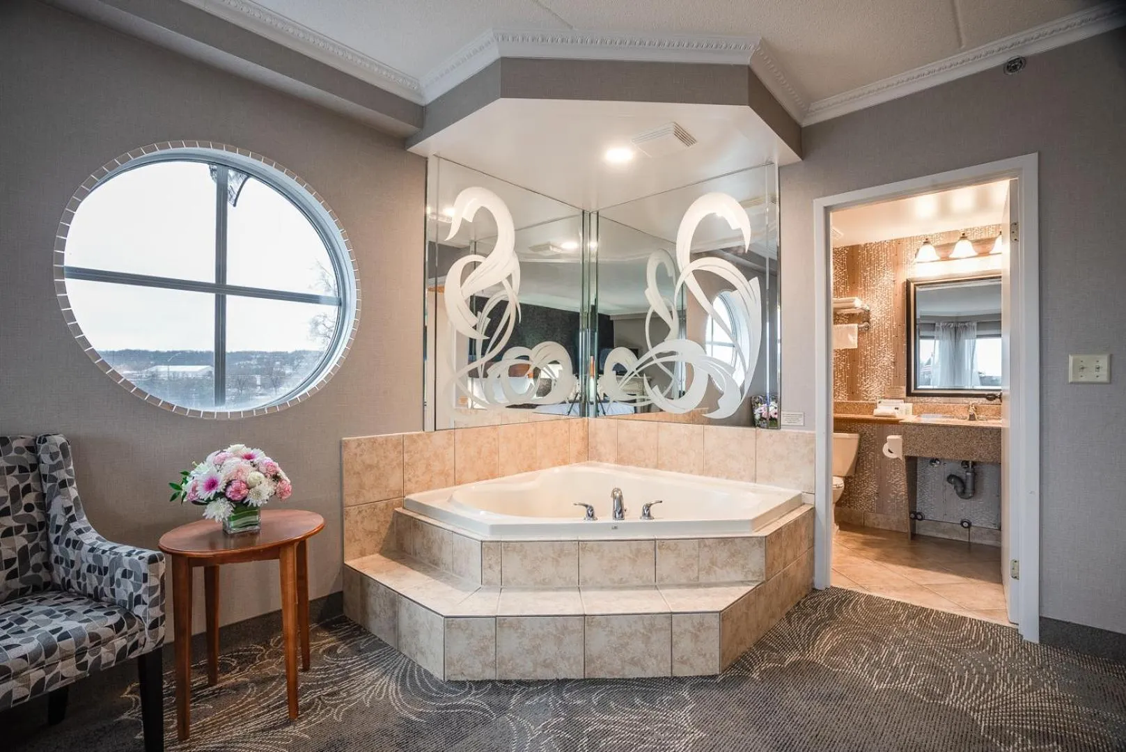 Bath in Monte Carlo Inn Barrie - Newly Renovated