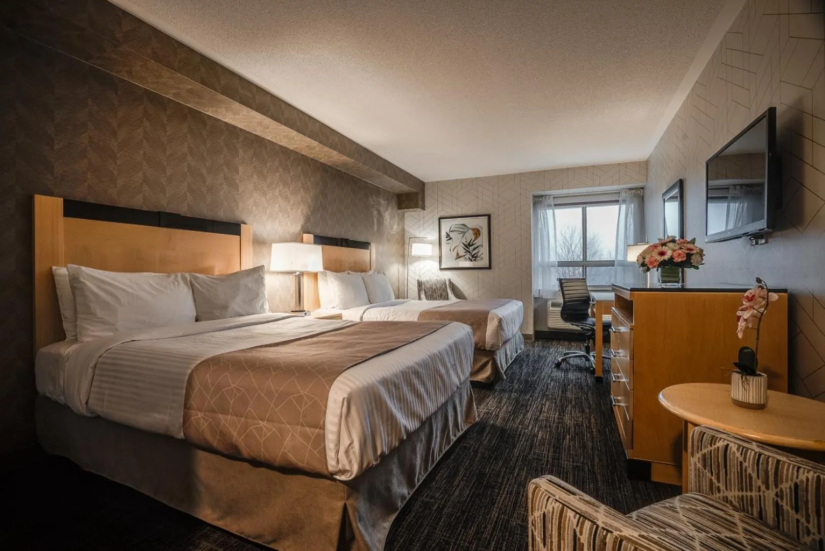 Photo of the whole room, Bed in Monte Carlo Inn Barrie - Newly Renovated