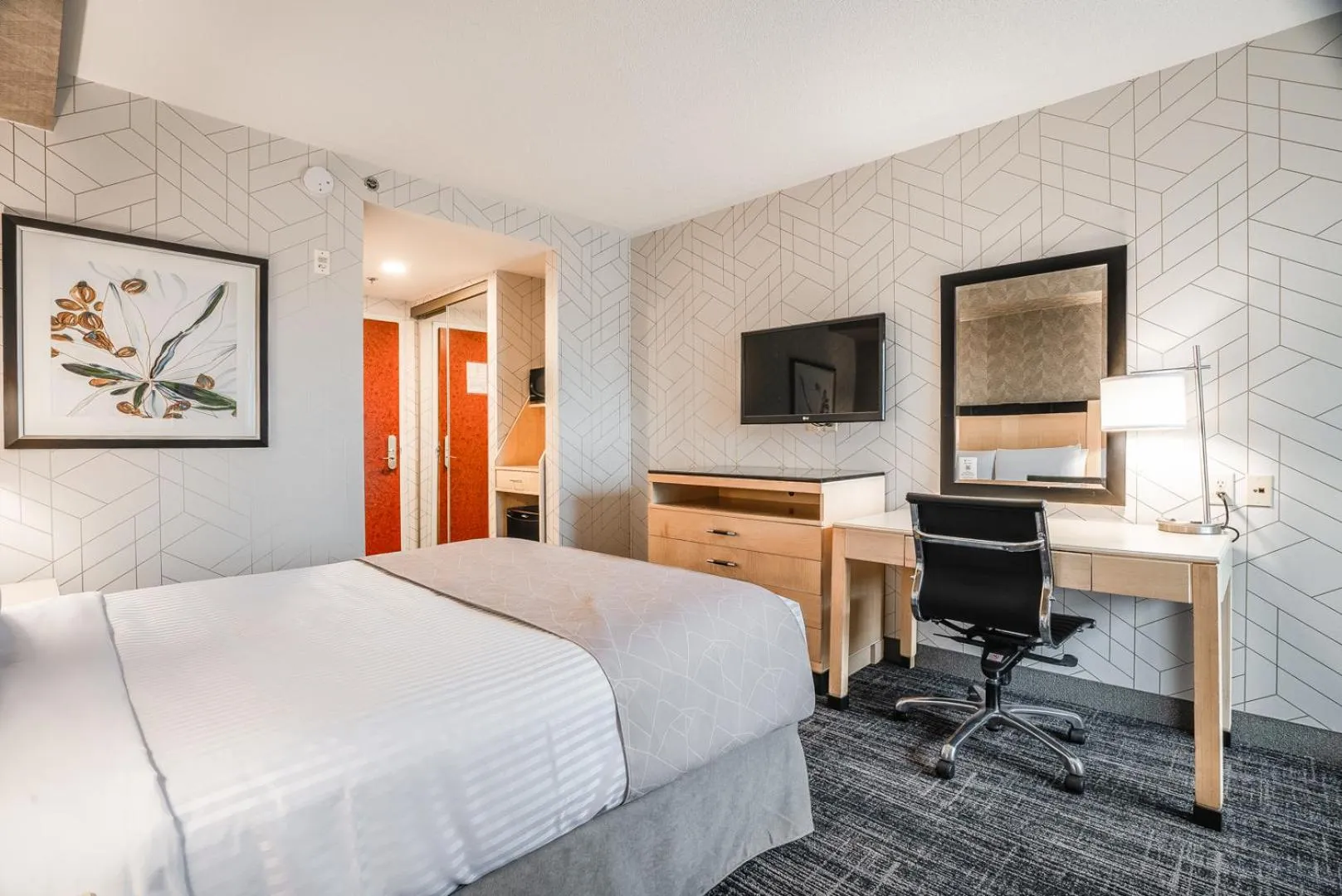 TV and multimedia, Bed in Monte Carlo Inn Barrie - Newly Renovated