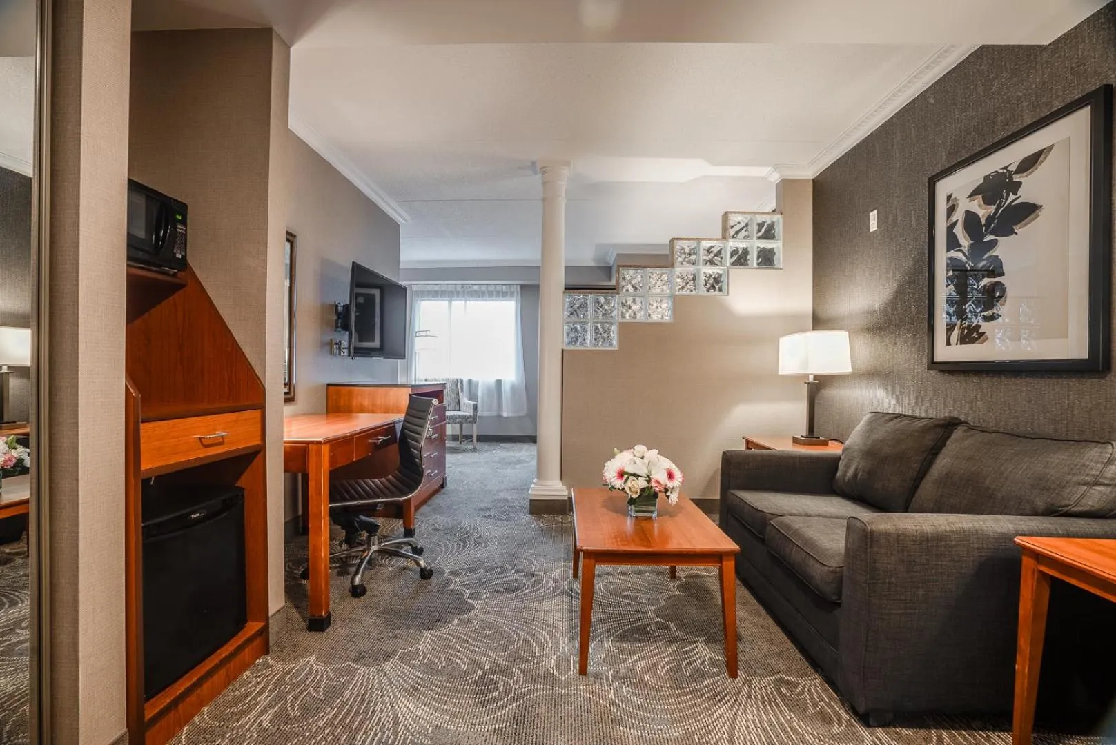 Living room in Monte Carlo Inn Barrie - Newly Renovated